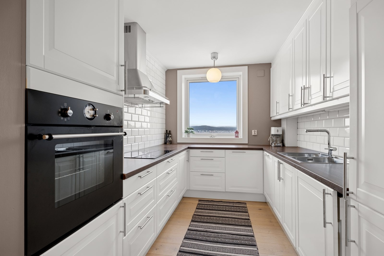 Integrerte hvitevarer og god oppbevaringsplass i over- og underskap. Galleribilde