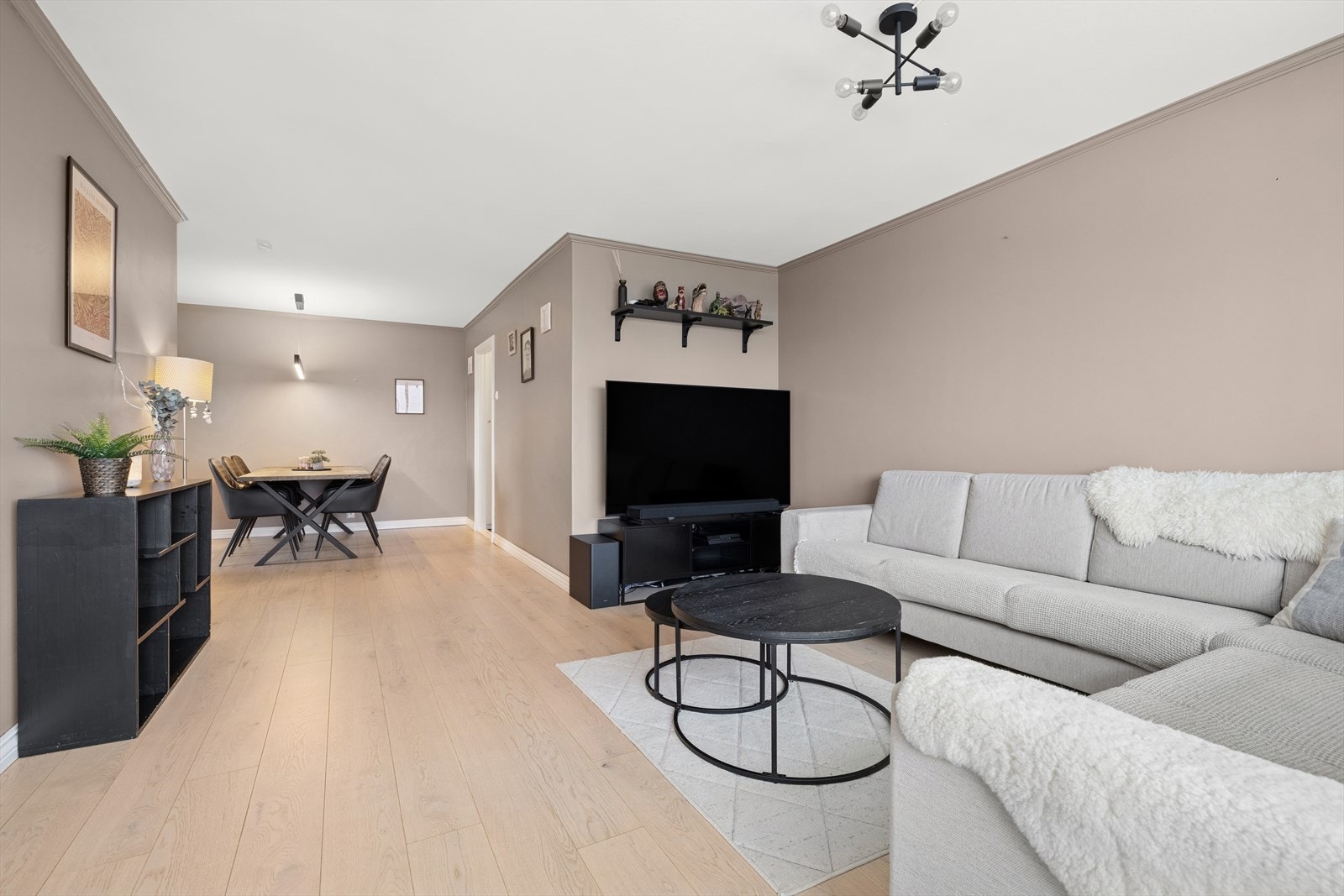 Overflater malt i behagelig og tidsriktig nyanse. Galleribilde