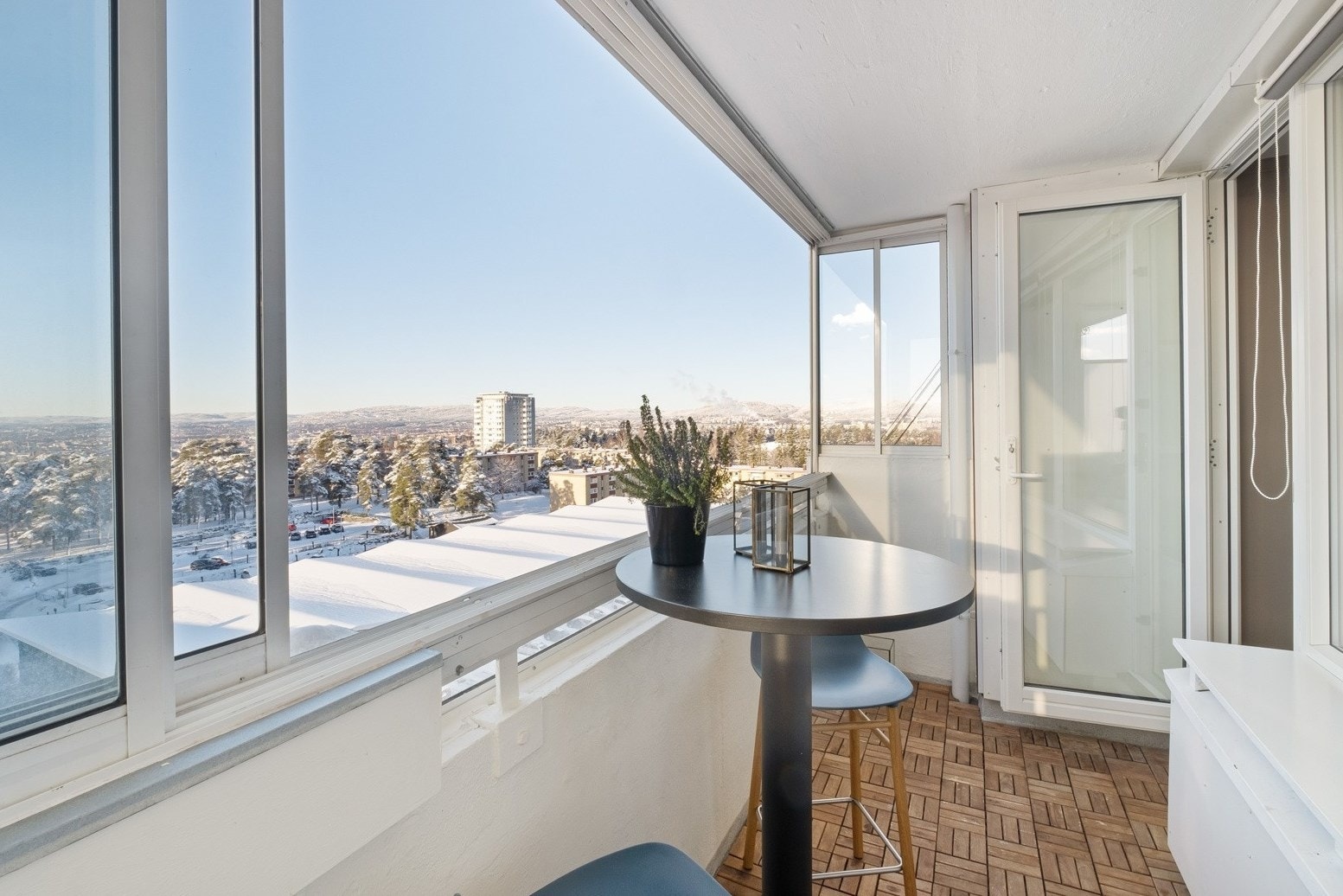 Innglasset balkong med et gulvareal på ca. 5 m², som fungerer som en forlengelse av stuen hele året. Plass til hyggelig sittegruppe hvor utsikten kan nytes. Galleribilde