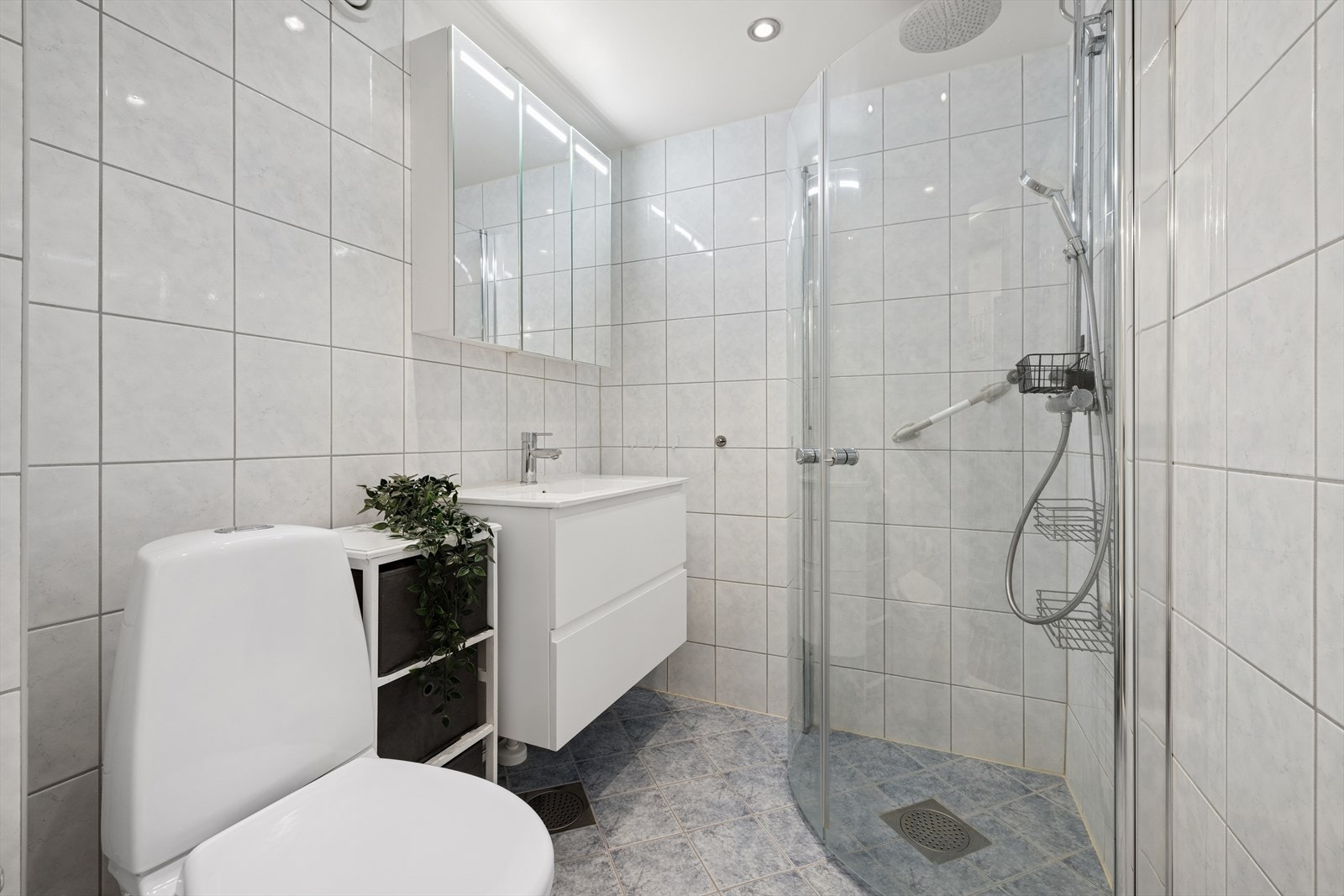 Flislagt bad med gulvvarme. Badene i borettslaget ble rehabilitert i perioden 2007-2009. Galleribilde