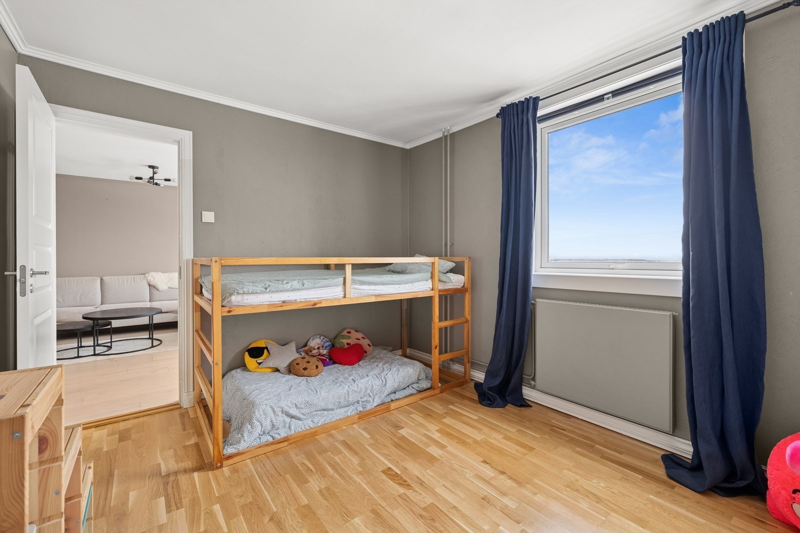 Boligens største soverom benyttes i dag som barnerom. God plass til dobbeltseng med tilhørende nattbord. Galleribilde