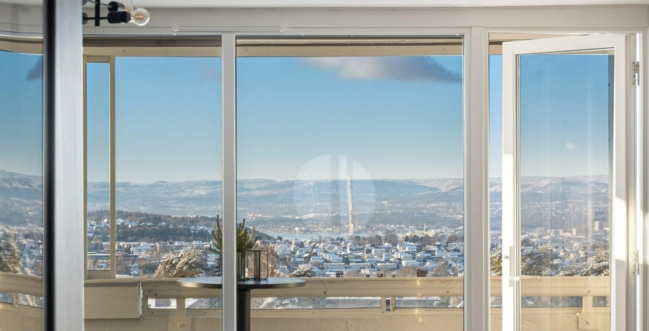 Leiligheten har fantastisk utsikt hvor du kan se Oslofjorden i bakgrunnen. Galleribilde