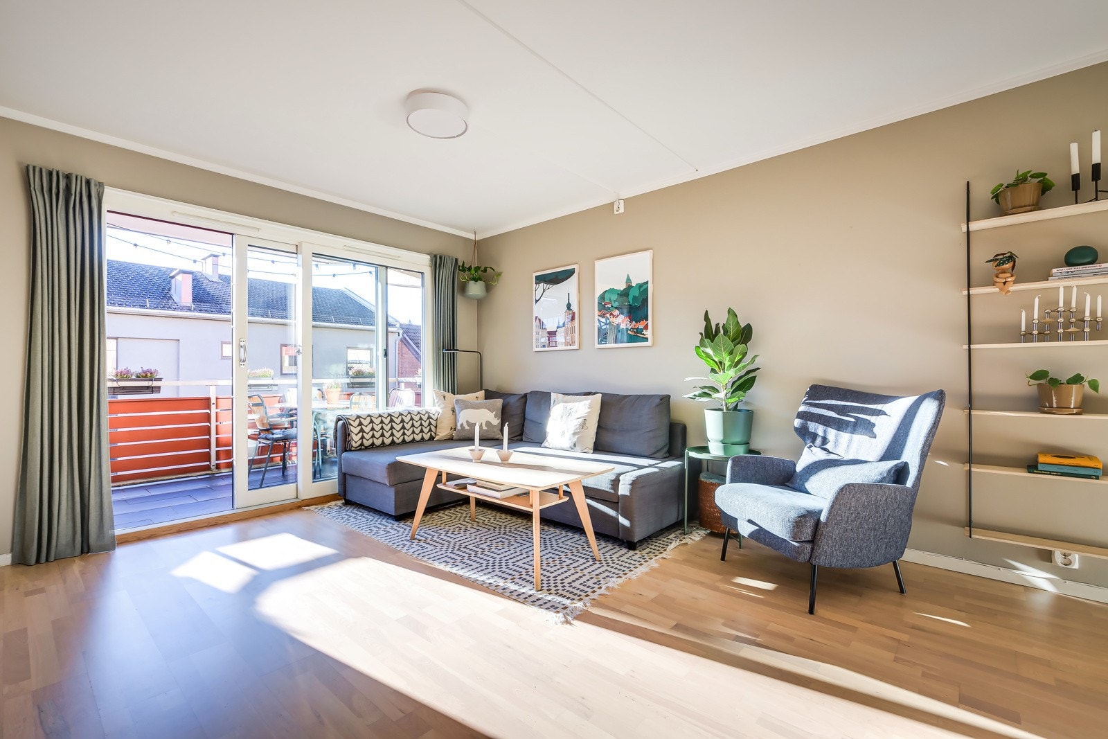 Stuen er romslig med god plass til både sofagruppe med salongbord, tv-benk, spisebord og annet ønskelig møblement. Galleribilde