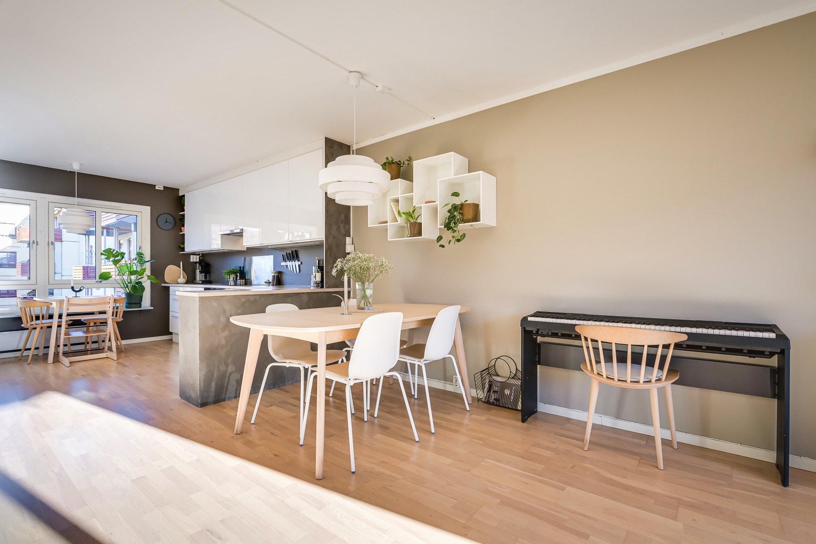 Kjøkkenet ligger i et med stuen i en sosial og åpen løsning, akkurat sånn som de fleste av oss ønsker i dag. Galleribilde