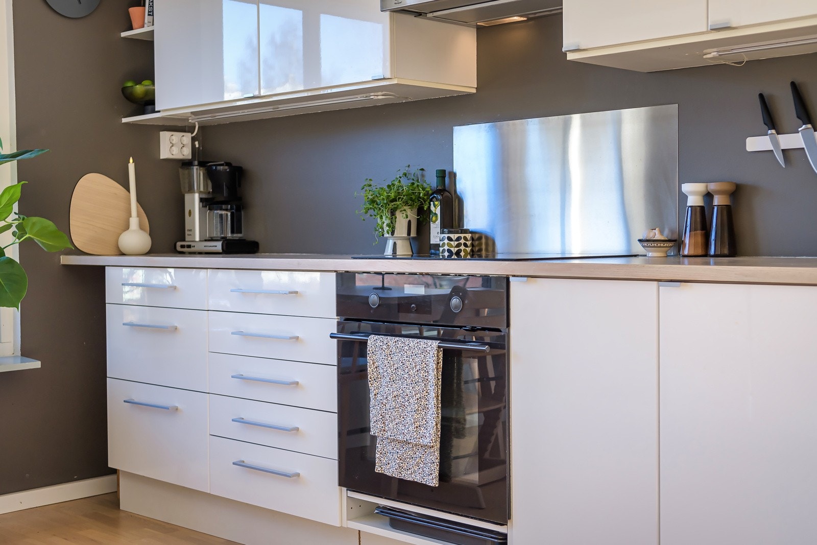 Integrert platetopp (ny i 2024) og stekeovn. Galleribilde