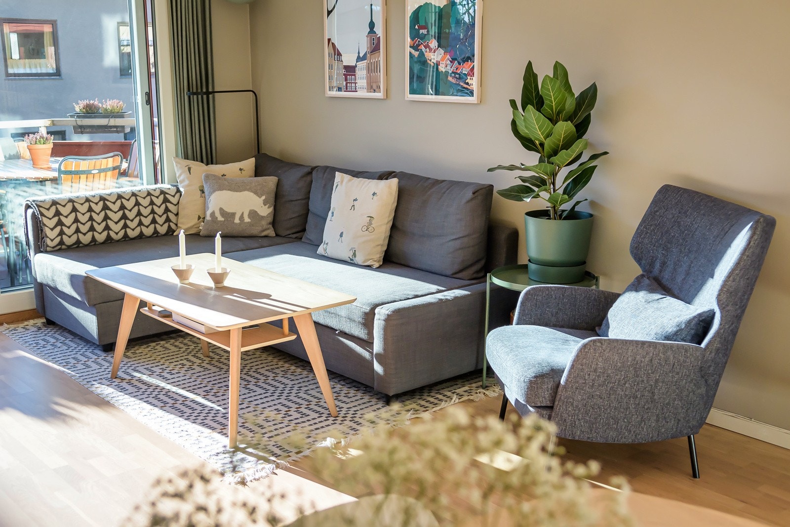 Legg merke til lyset som flommer inn i stuen, også om vinterhalvåret. Galleribilde