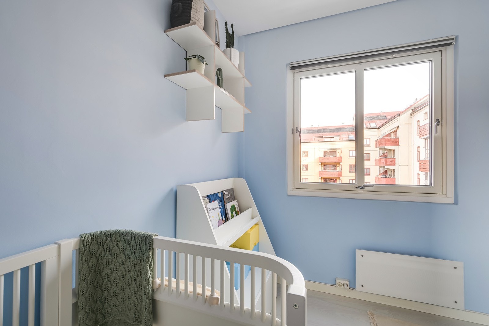 Stor vindusflate (samtlige vinduer i leiligheten er fra 2020 i regi av borettslaget) vendt ut mot den frodige og superhyggelige bakgården. Galleribilde