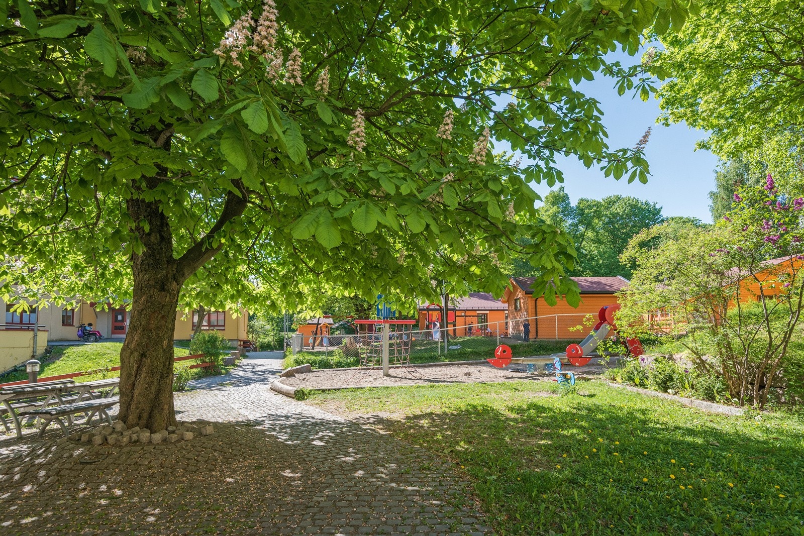 Den felles bakgården er en oase for borettslagets beboere med både sittegrupper og grillmuligheter samt lekestativer for de små. Galleribilde