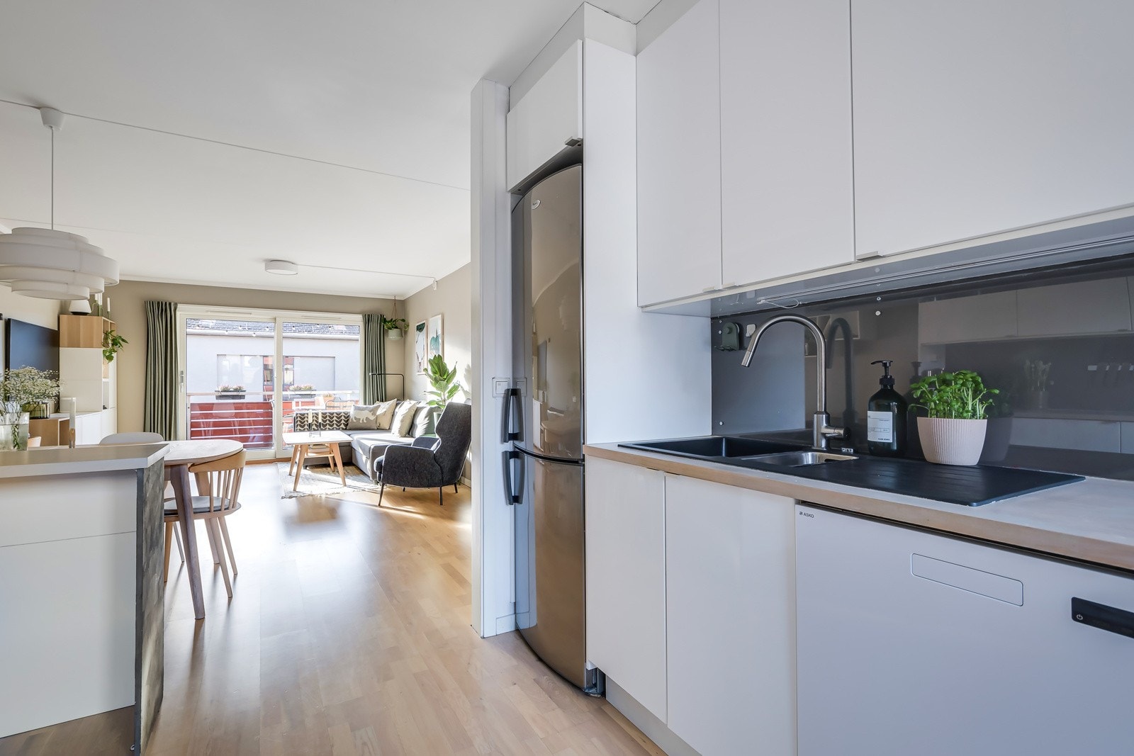 God standard med lys parkett på gulv, glatte lysmalte overflater i tidsriktig farge og skjult elektrisk anlegg. Galleribilde