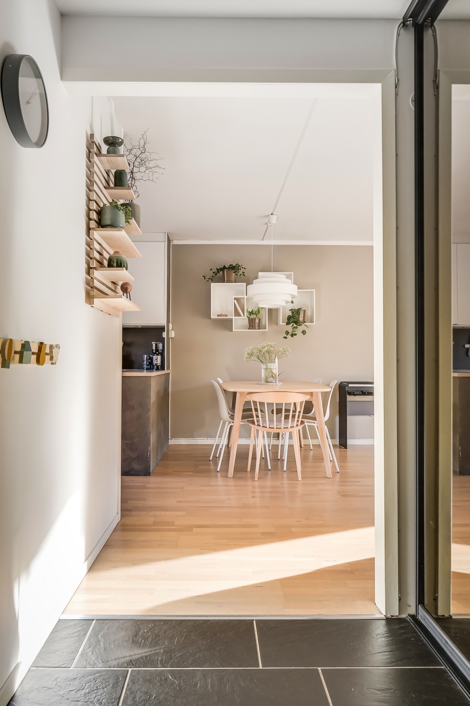 Du ønskes velkommen inn i en praktisk entré som gir et hyggelig førsteinntrykk. God oppbevaringsplass i flott, takhøy skyvedørsgarderobe med speilfronter samt plass til oppheng av yttertøy. Galleribilde