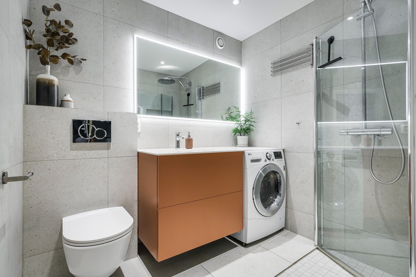 Delikat og romslig flislagt baderom, totalrehabilitert i 2022. Påkostede materialvalg med store og tidløse italienske fliser på gulv og vegger. Galleribilde