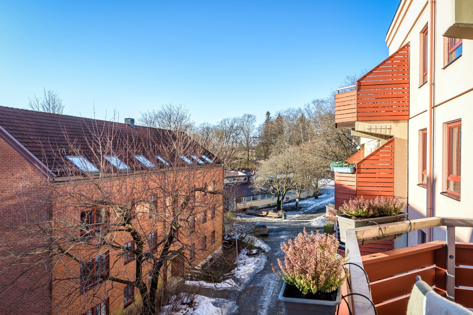 Bo rett ved Bjølsenparken i fantastisk lys og nydelig 3-roms med solrik balkong! Galleribilde