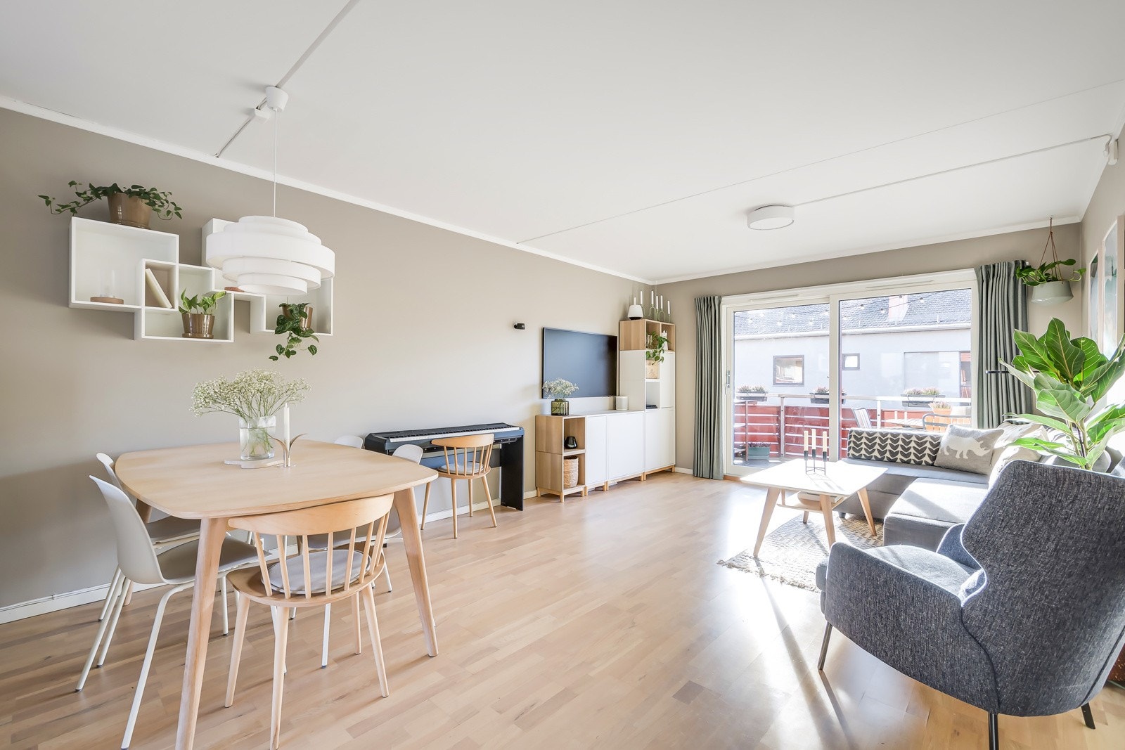 Denne perlen i byggets 3. etasje byr på en gjennomgående planløsning med usedvanlig romslig oppholdsrom med åpen stue og kjøkkenløsning. Galleribilde