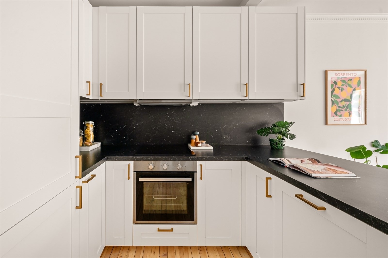 Pene fronter i klassisk stil med håndtak i gullfarge. Galleribilde