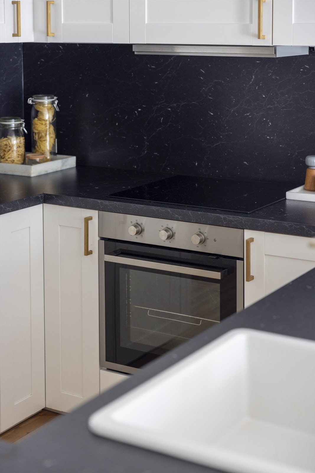 Kjøkkenet har svært godt med skap- og benkeplass. Galleribilde