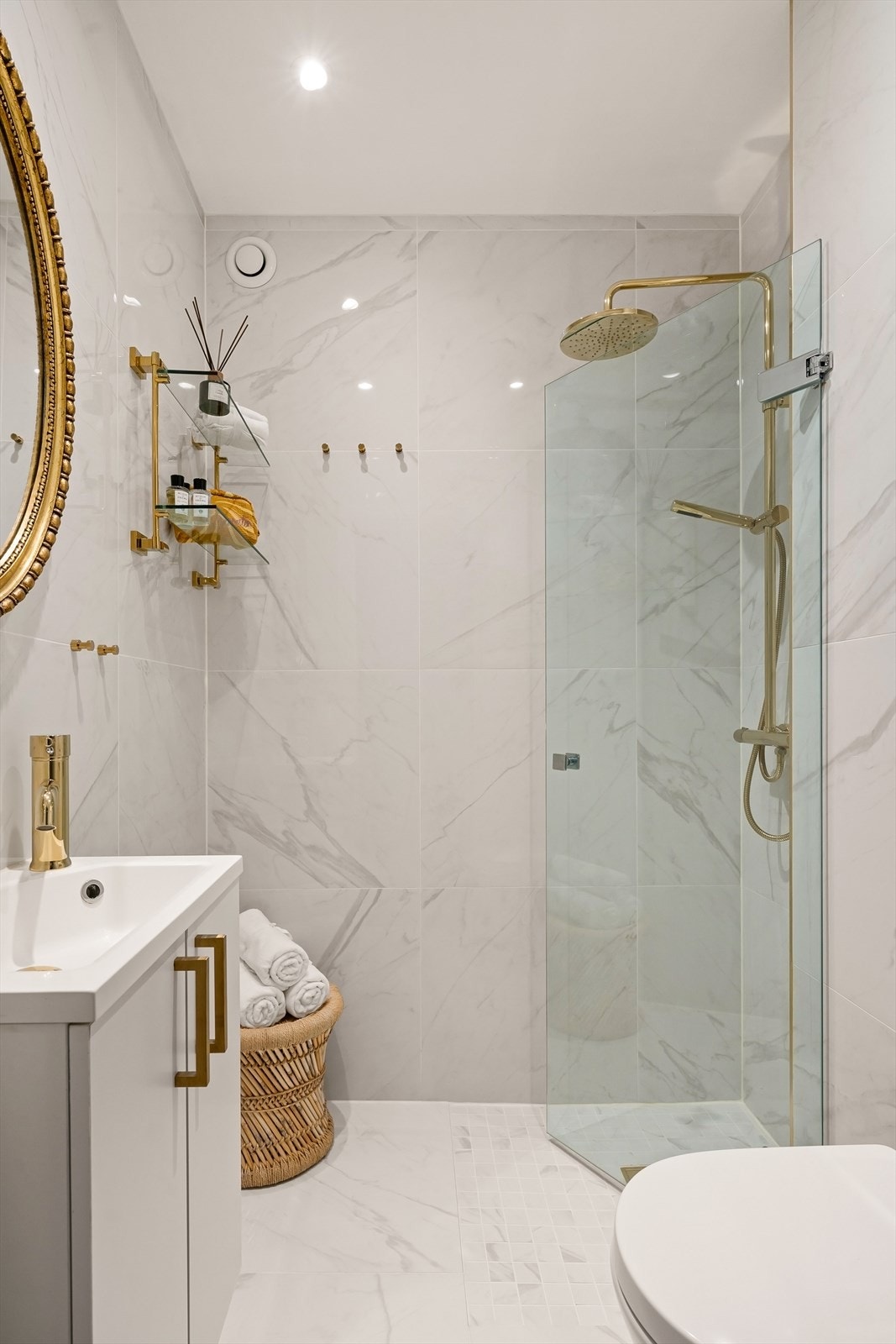 Badet har gulvvarme og downlights i tak. Galleribilde