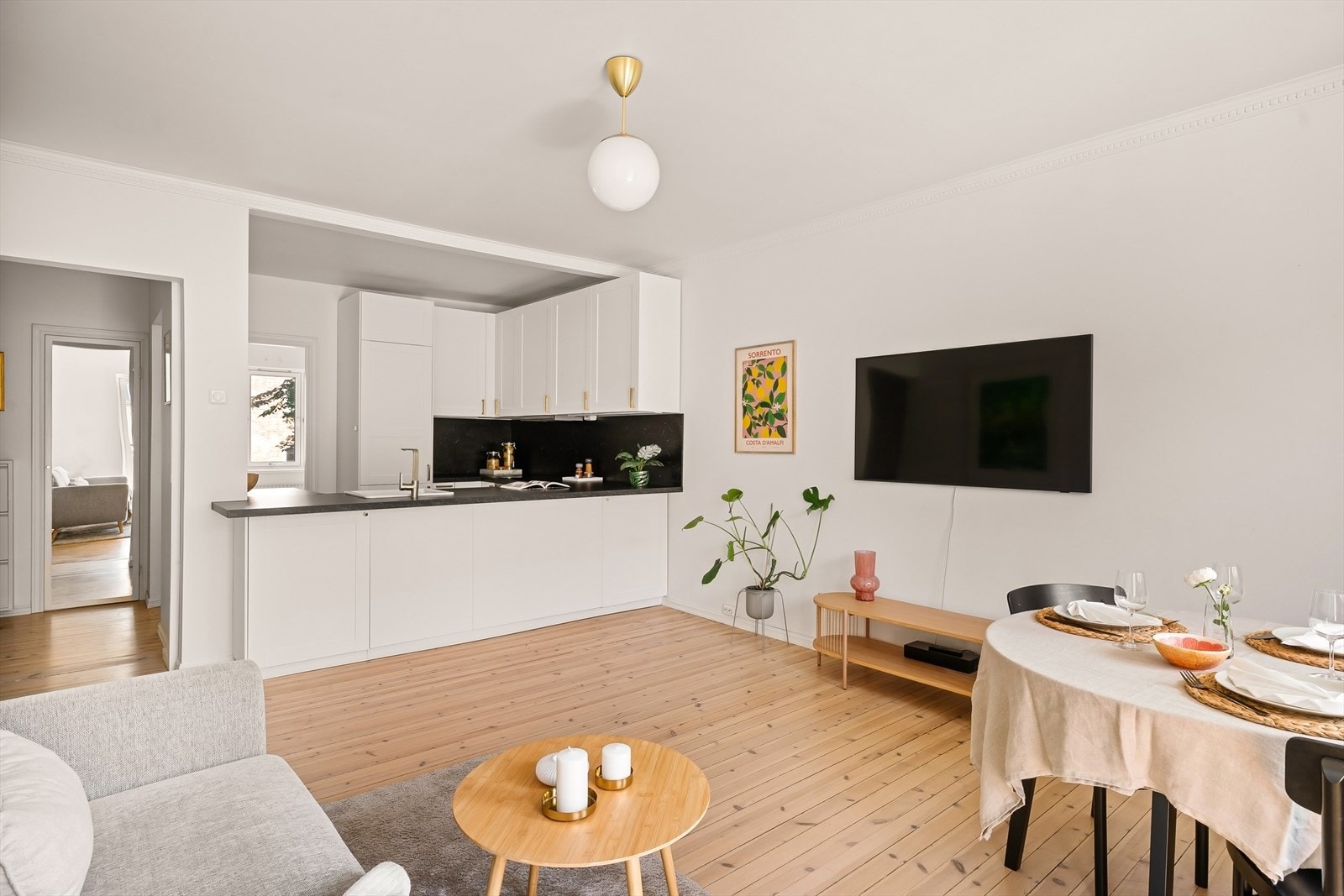 Pene originale tregulv og delvis åpne løsning mot kjøkken. Galleribilde