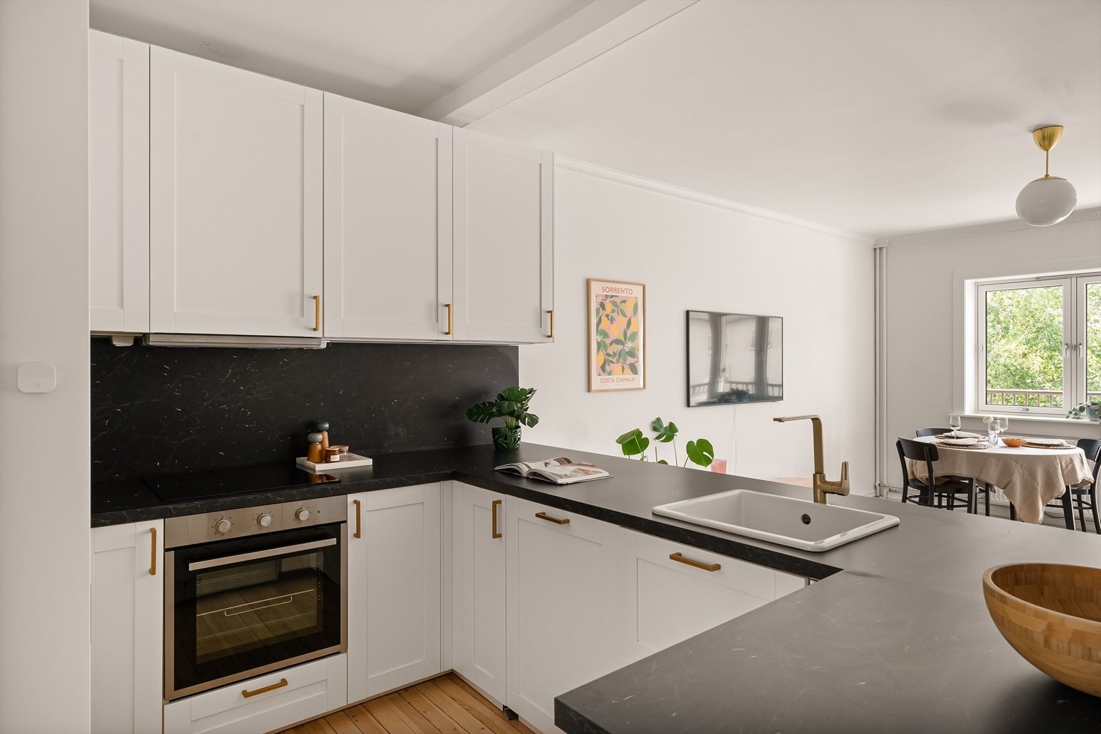 Romslig kjøkken med innredning fra 2021. Galleribilde