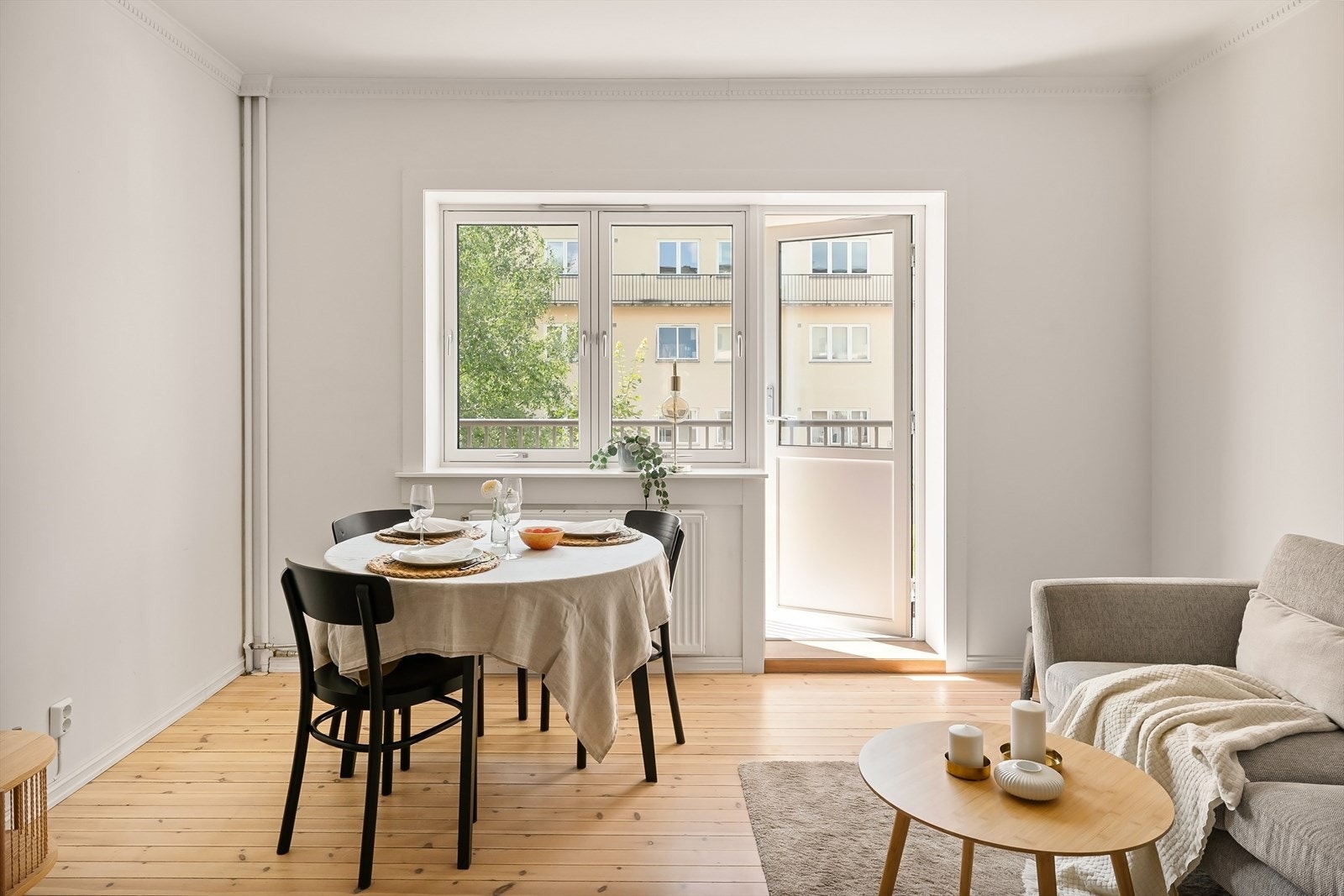 Romslig stue med store vindusflater og god takhøyde. Galleribilde