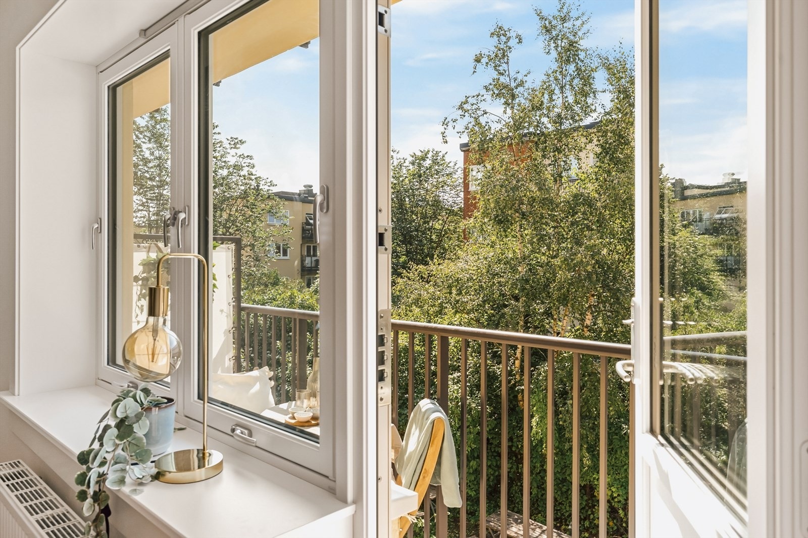 Masse grønne trær på utsiden gir lite innsyn og hyggelig utsyn om sommeren. Galleribilde