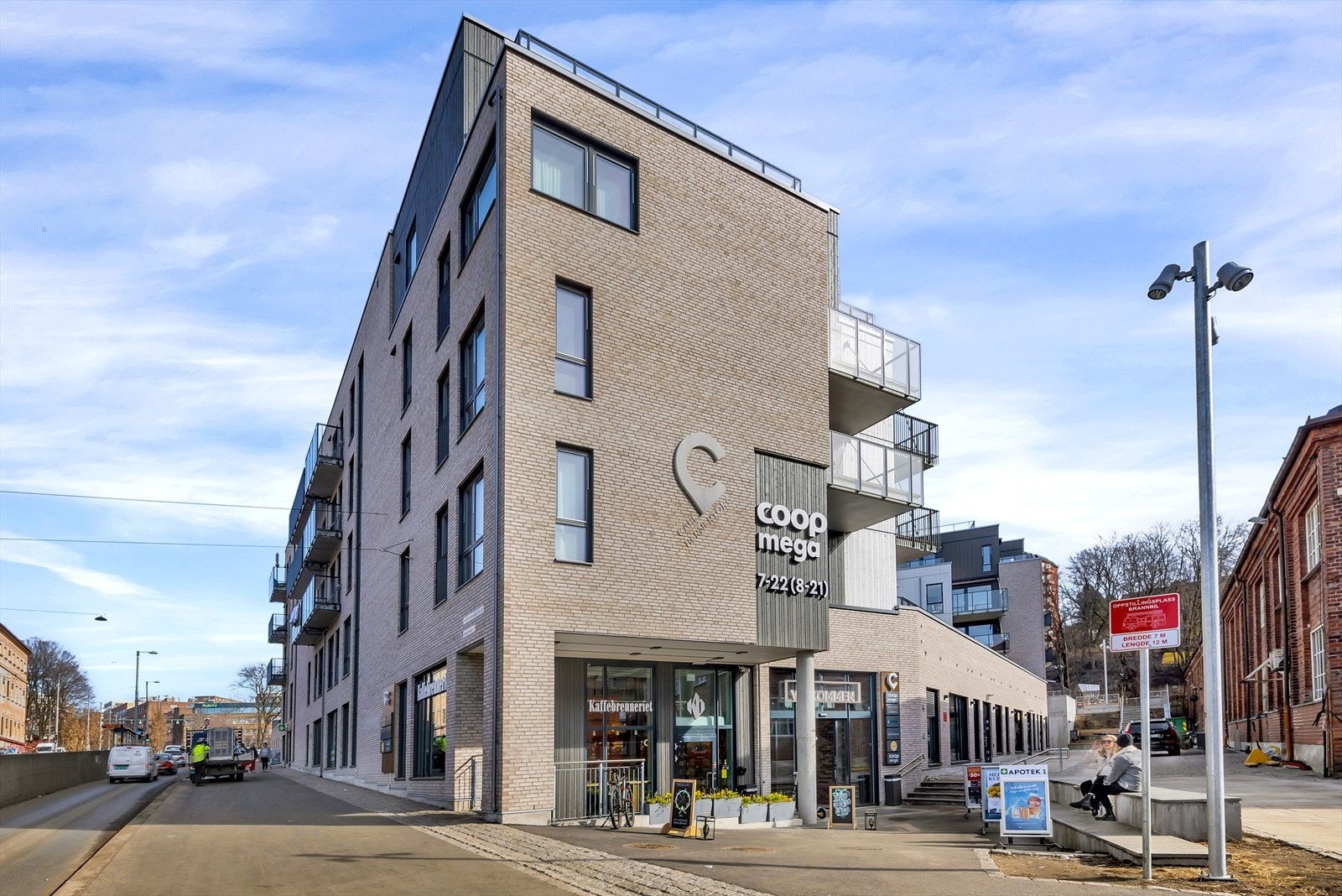 Kort vei til Carl Berner med nyere senter, butikker og kaféer. Galleribilde