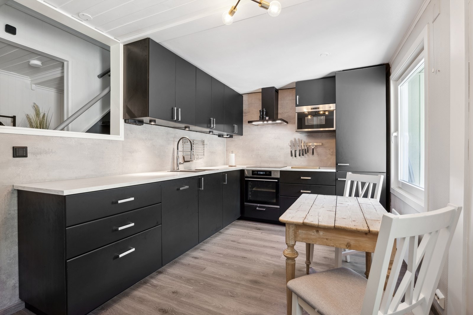Kjøkkeninnredningen ble montert i 2022 og har gjennomtenkte løsninger med en fantastisk plassering i rommet. Galleribilde