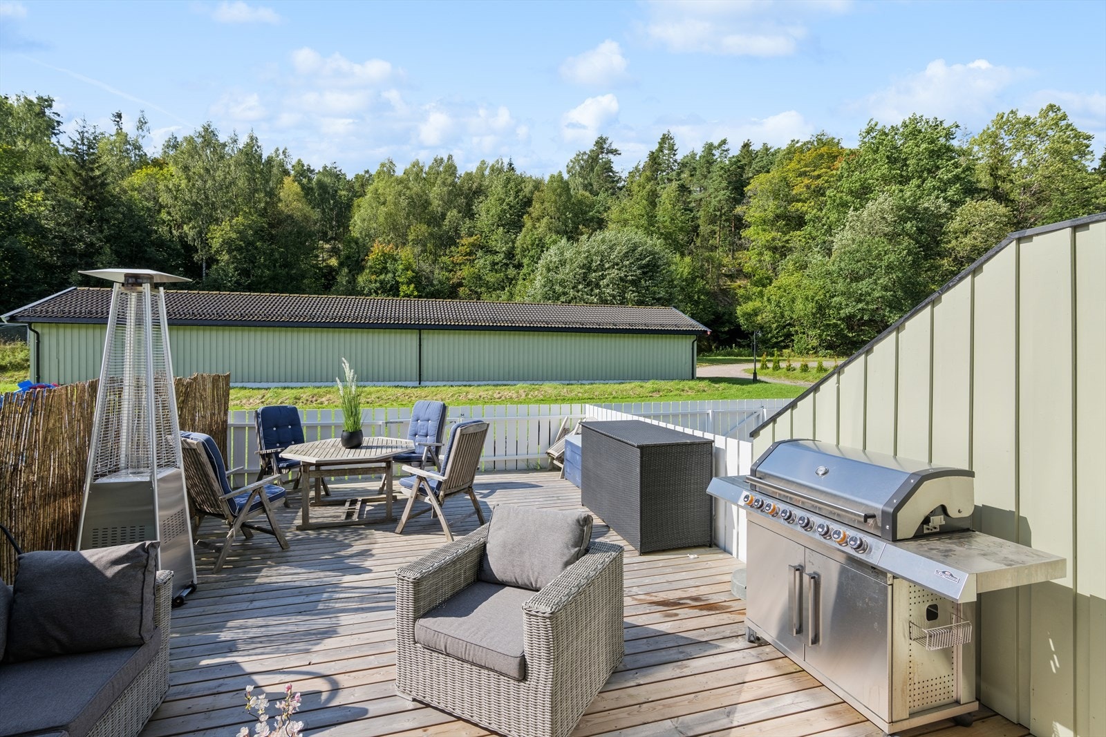 Fra kjøkkenet er det utgang til en stor terrasse som byr på gode anledninger for innredning av ulike soner med ønsket møblement. Galleribilde