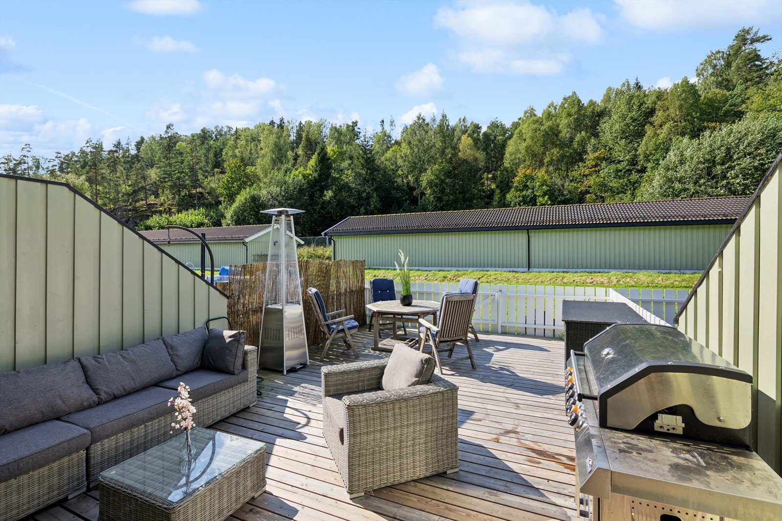 Det er montert nyere markise for praktisk solskjerming. Her kan en nyte morgenkaffen på egen terrasse mens barna leker i det trygge hageområdet. Galleribilde