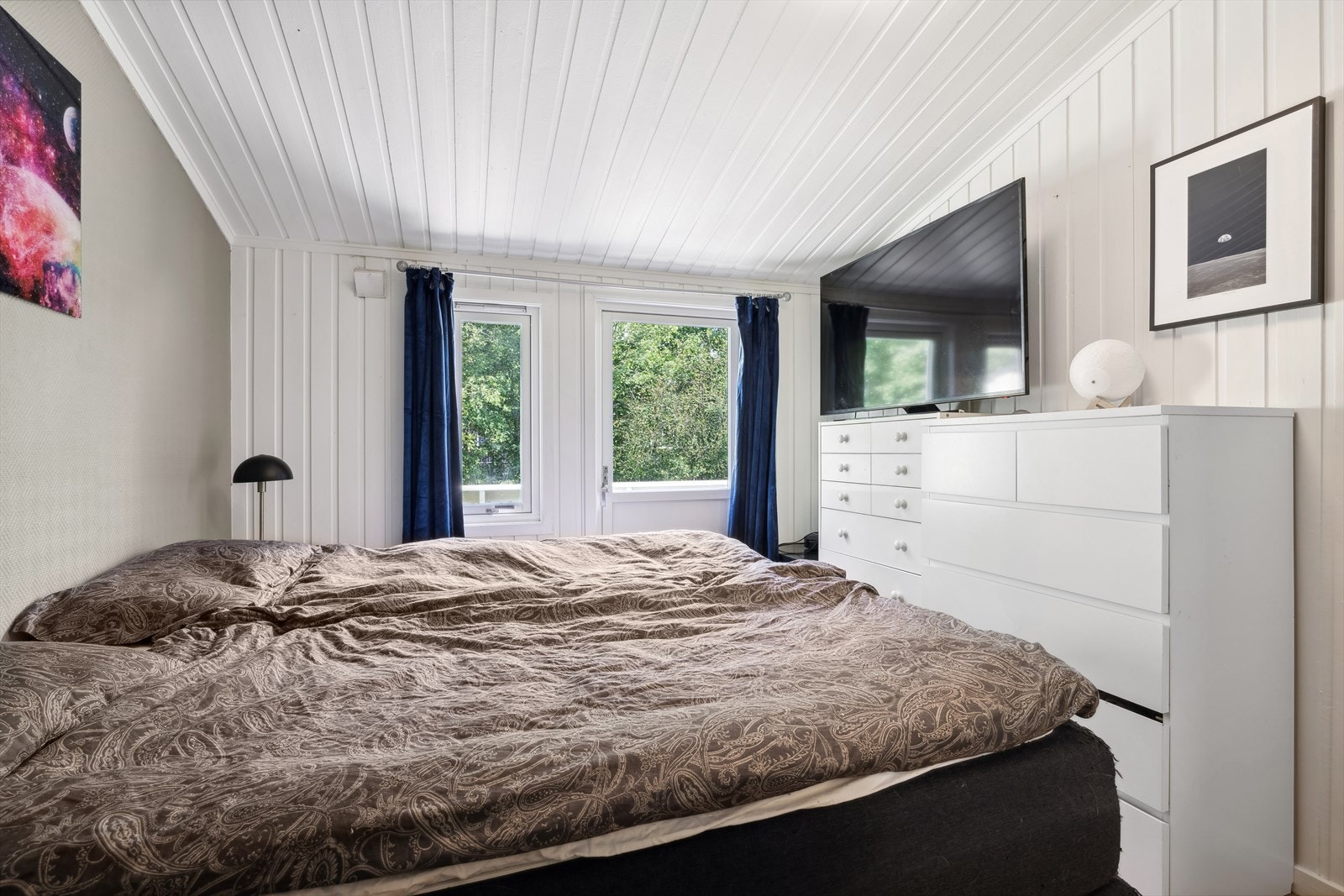 Det er montert gode garderobeløsninger på rommet per i dag og utgang til egen balkong. Balkongen byr på god plass for utemøbler med fin morgen- og ettermiddagssol. Galleribilde