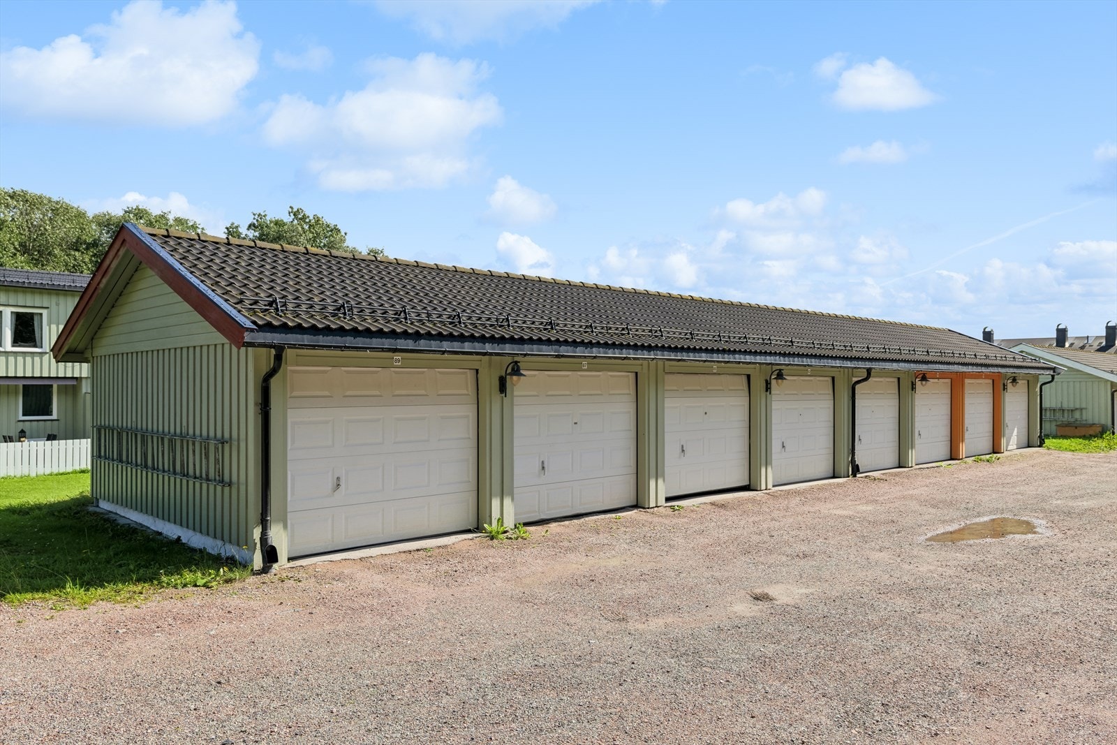 Boligen disponerer 2 parkeringsplasser og 1 garasjeplass. Galleribilde