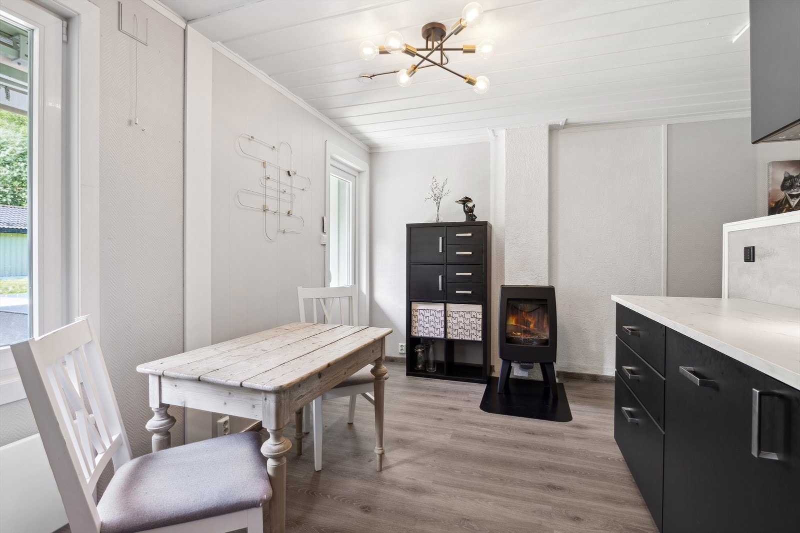 For øvrig byr kjøkkenet på god benk- og skapplass for oppbevaring og plass til spisebord. Galleribilde