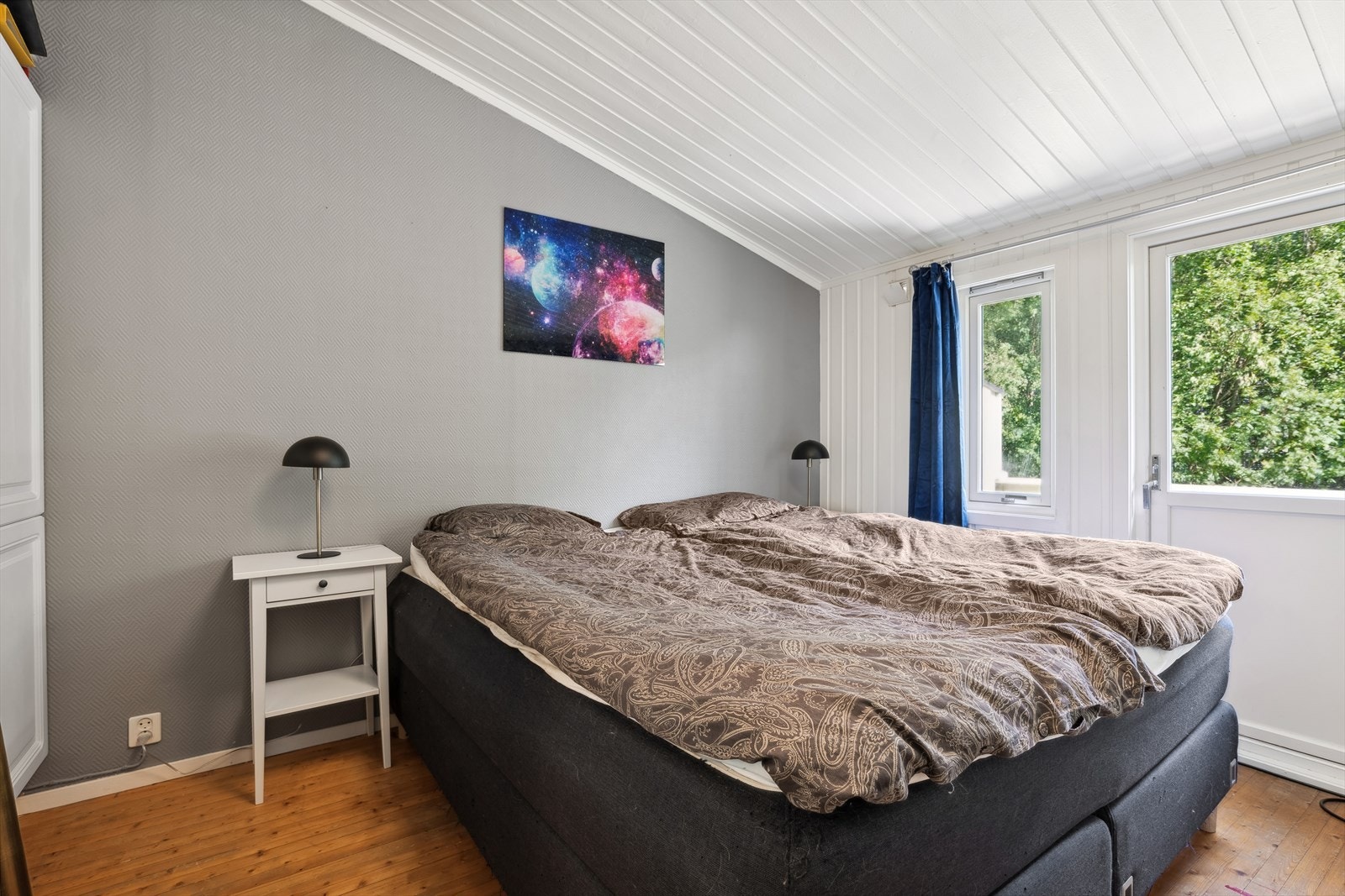 Boligen har 1 soverom beliggende i boligens 2. etasje. Rommet er romslig og har god plass til seng med tilhørende nattbord. Galleribilde