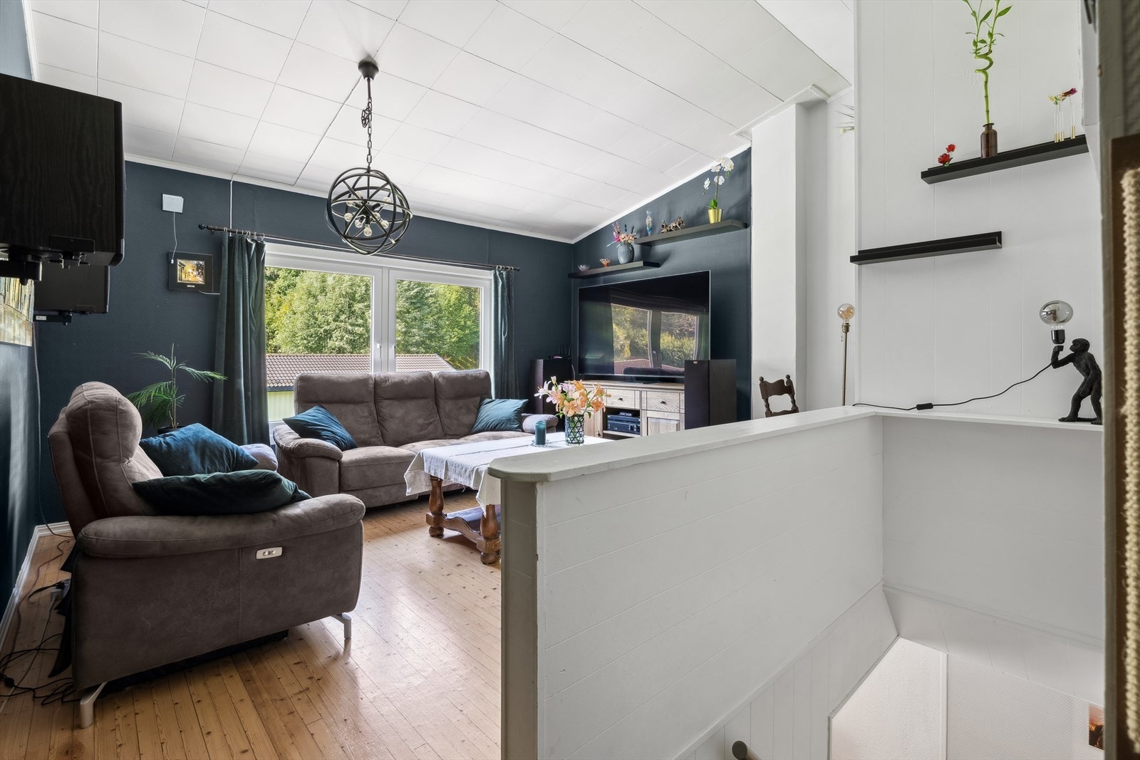 Fra stuen er det videre trappeadkomst til boligens 1. etasje. Galleribilde