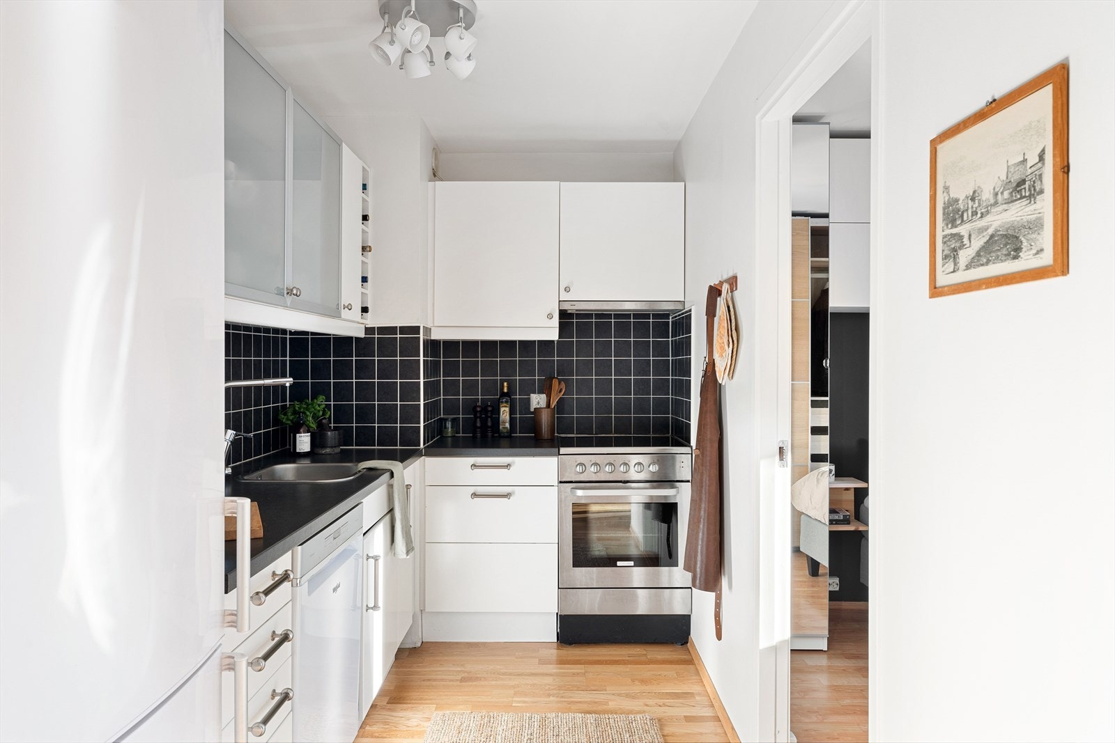 Tidløst kjøkken med glatte fronter, slitesterk laminatbenkeplate, nedfelt oppvaskkum og ett-greps blandebatteri. Galleribilde