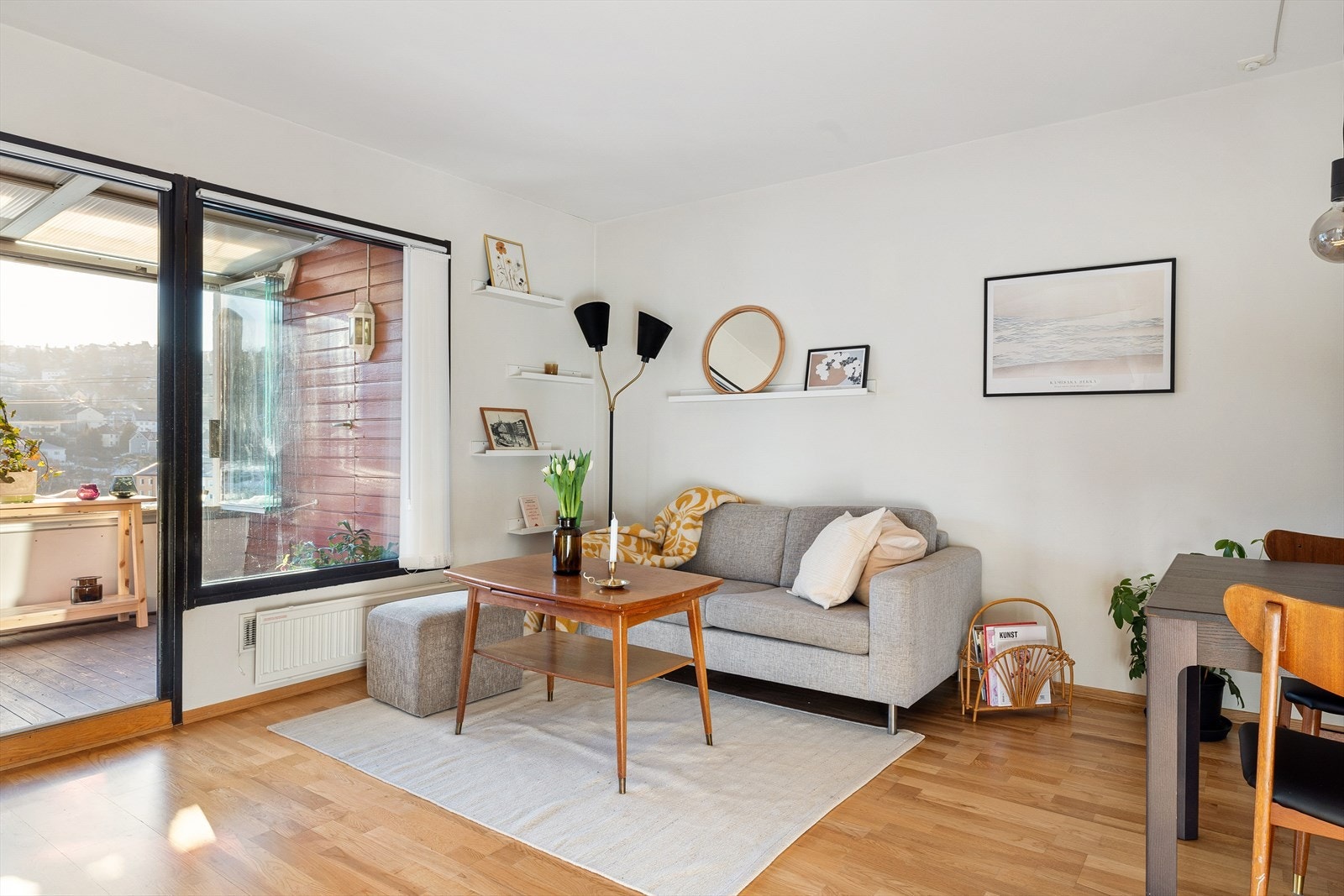 Lys og innbydende stue med 3-stavs parkett på gulv og nøytrale overflater. Galleribilde