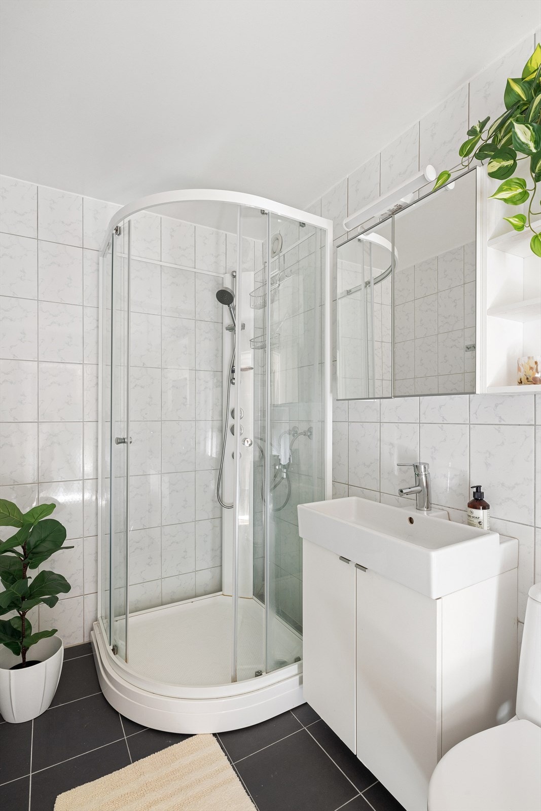 God oppbevaringsplass for toalettsaker og håndklær i skap. Galleribilde