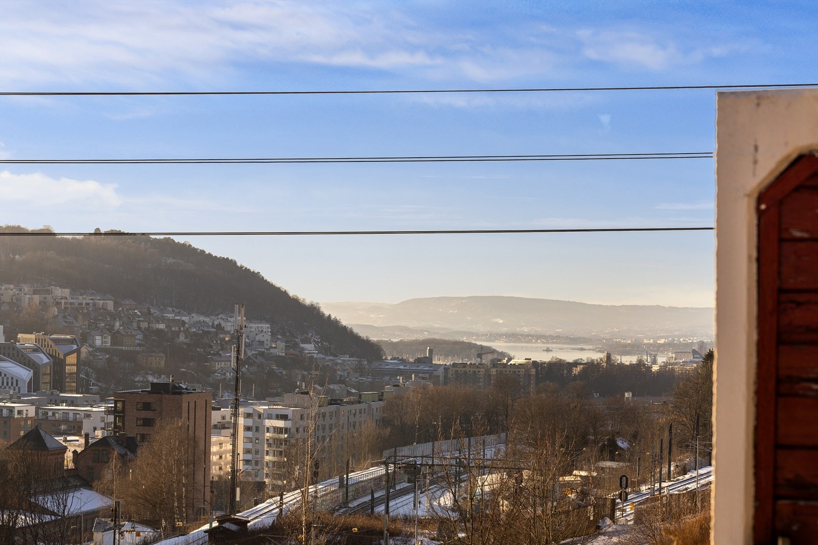 Fra balkongen har du en langstrakt utsikt, helt ned til Oslofjorden. Galleribilde