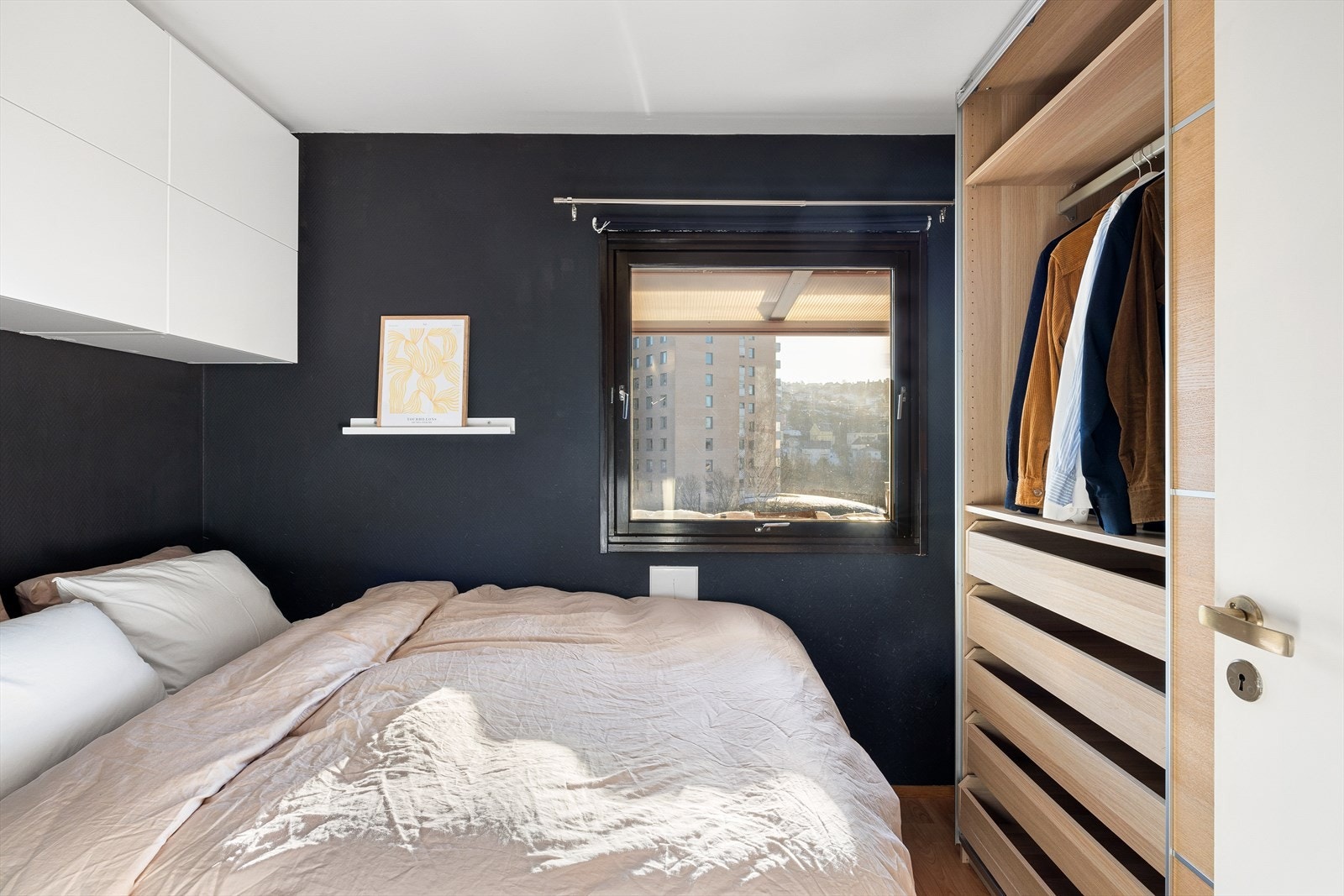 Plass til dobbeltseng samt god oppbevaringsplass i skyvedørsgarderobe og overskap over sengen for en praktisk og ryddig løsning. Galleribilde