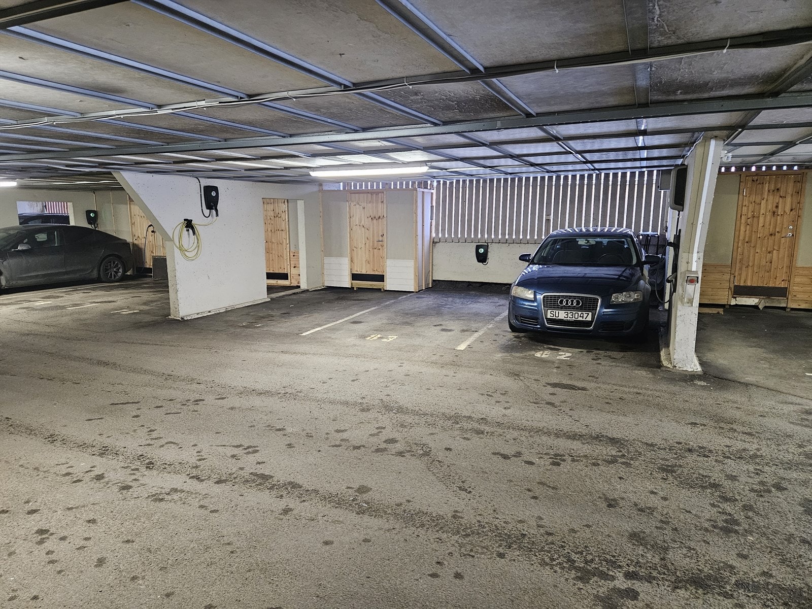 Selgers bilde av parkeringsplassen. Plassen i midten er den som medfølger. Galleribilde