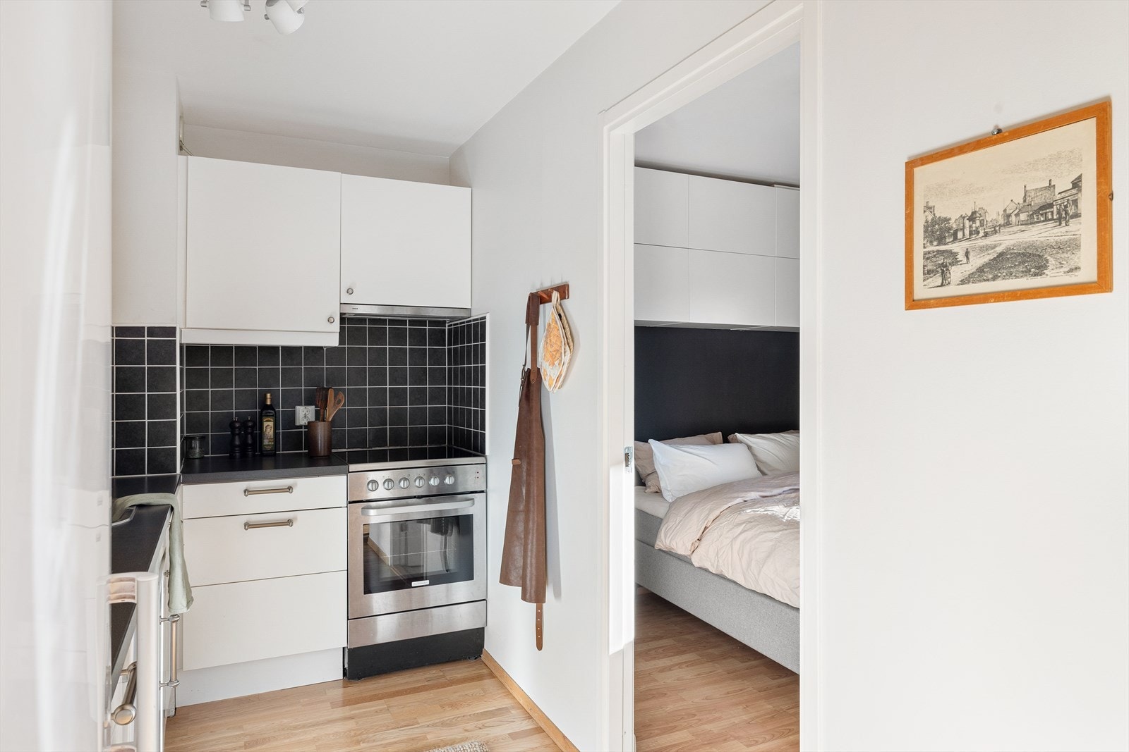 Kjøkkenet har hvitevarer som komfyr, kjøleskap/fryser og oppvaskmaskin. Galleribilde