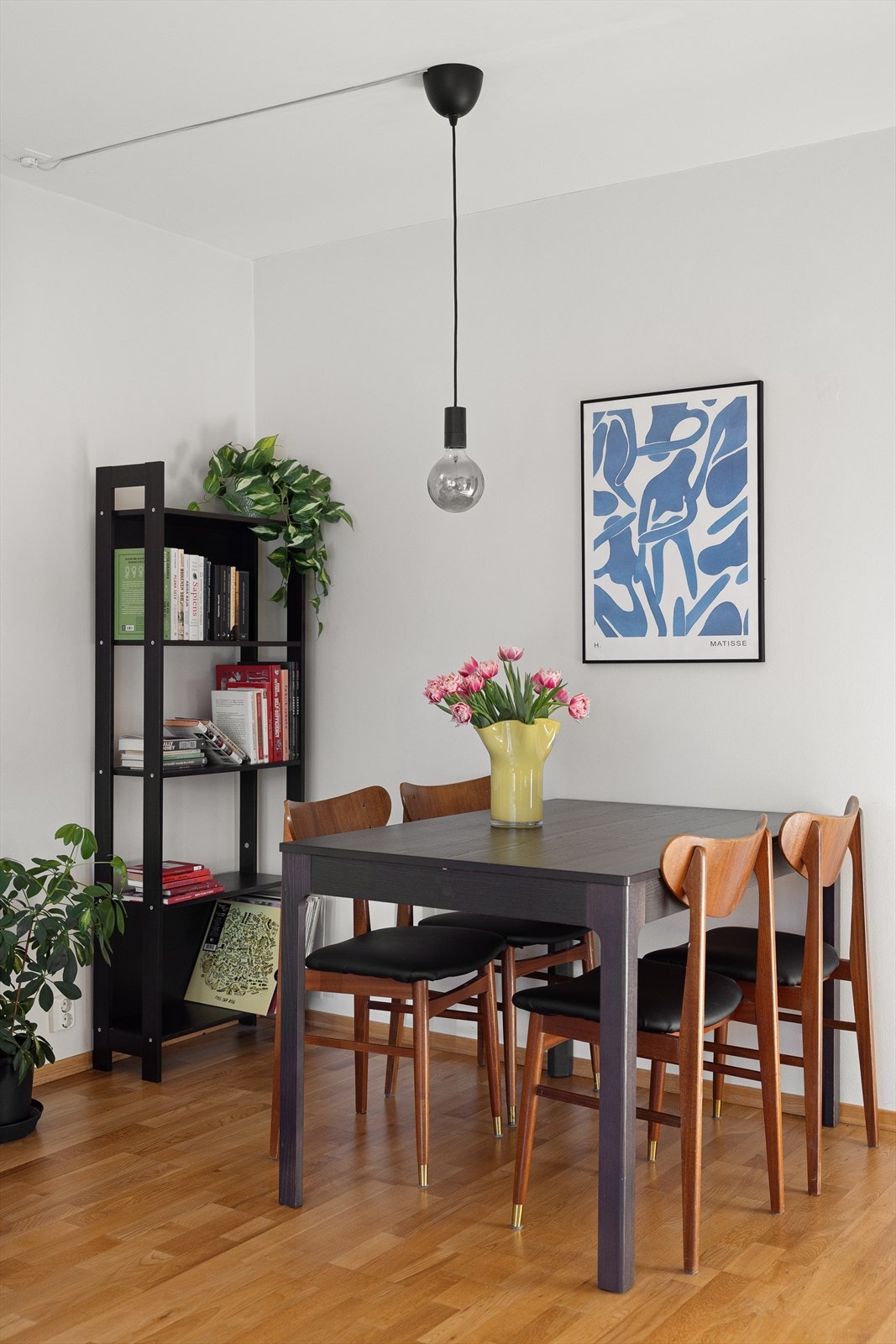 Stuen har god plass til både sofagruppe, TV-seksjon og spisebord. Galleribilde