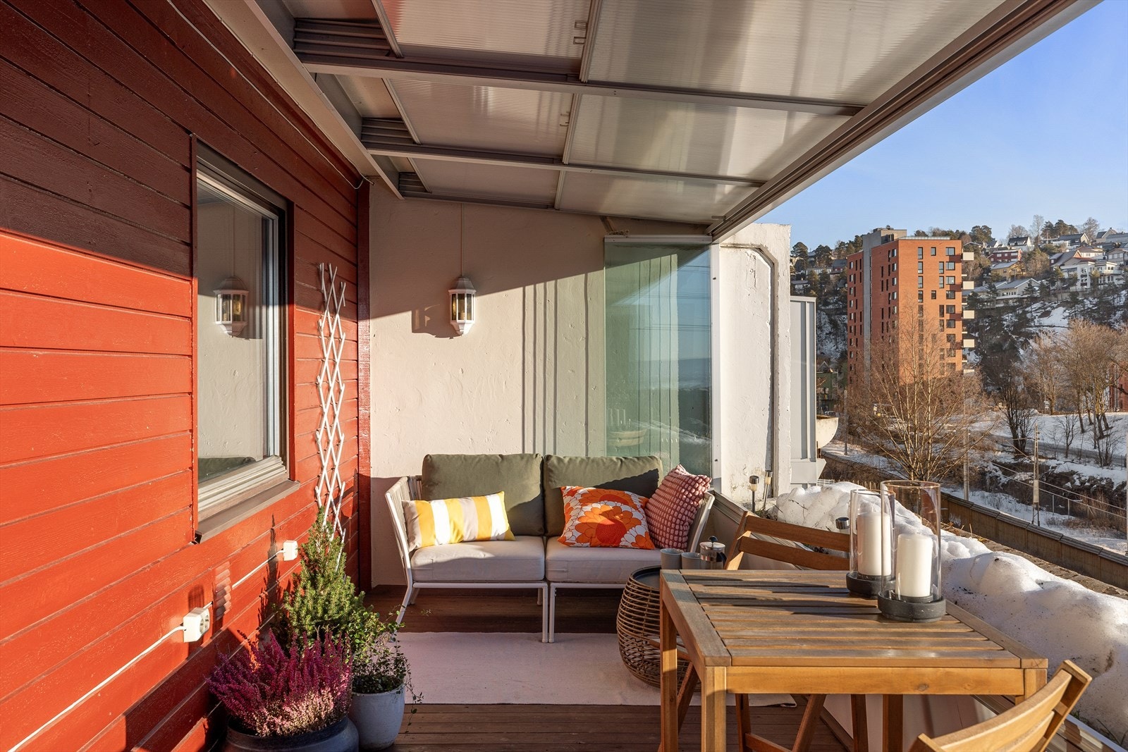 Denne 2-roms leiligheten har en sydvendt terrasse, noe som sikrer gode solforhold store deler av dagen. Galleribilde