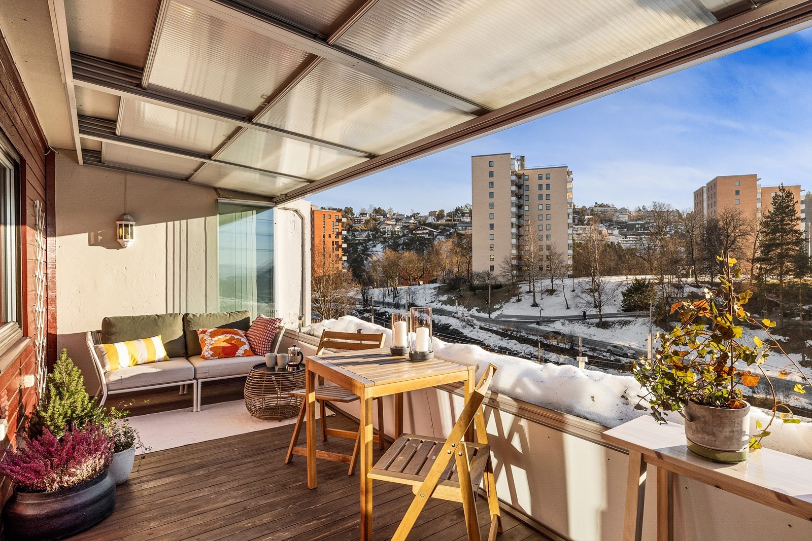 Gulvet har platting i tre som gir et lunt preg og rekkverket av blomsterkasse. Galleribilde