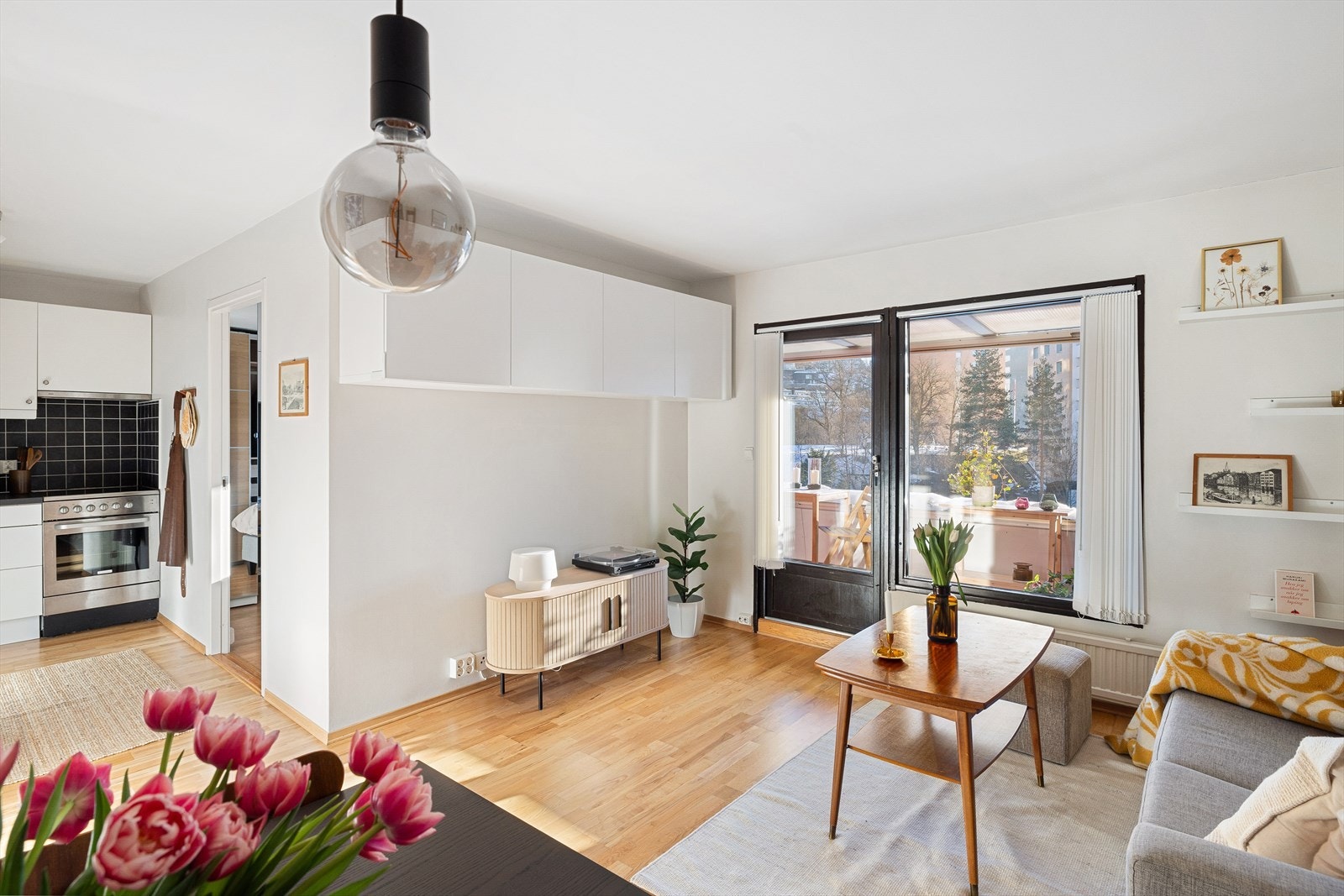 Åpen kjøkken- og stueløsning, smart planlagt for en naturlig og harmonisk rominndeling. Galleribilde