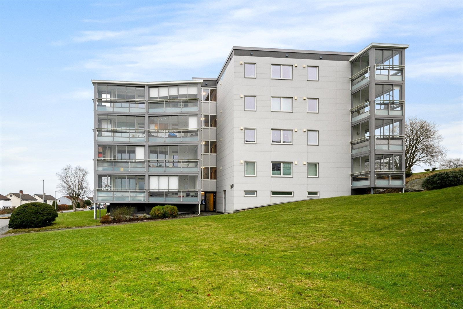 Borettslaget Solhøgda består av 120 andelsleiligheter fordelt på 6 blokker. Galleribilde
