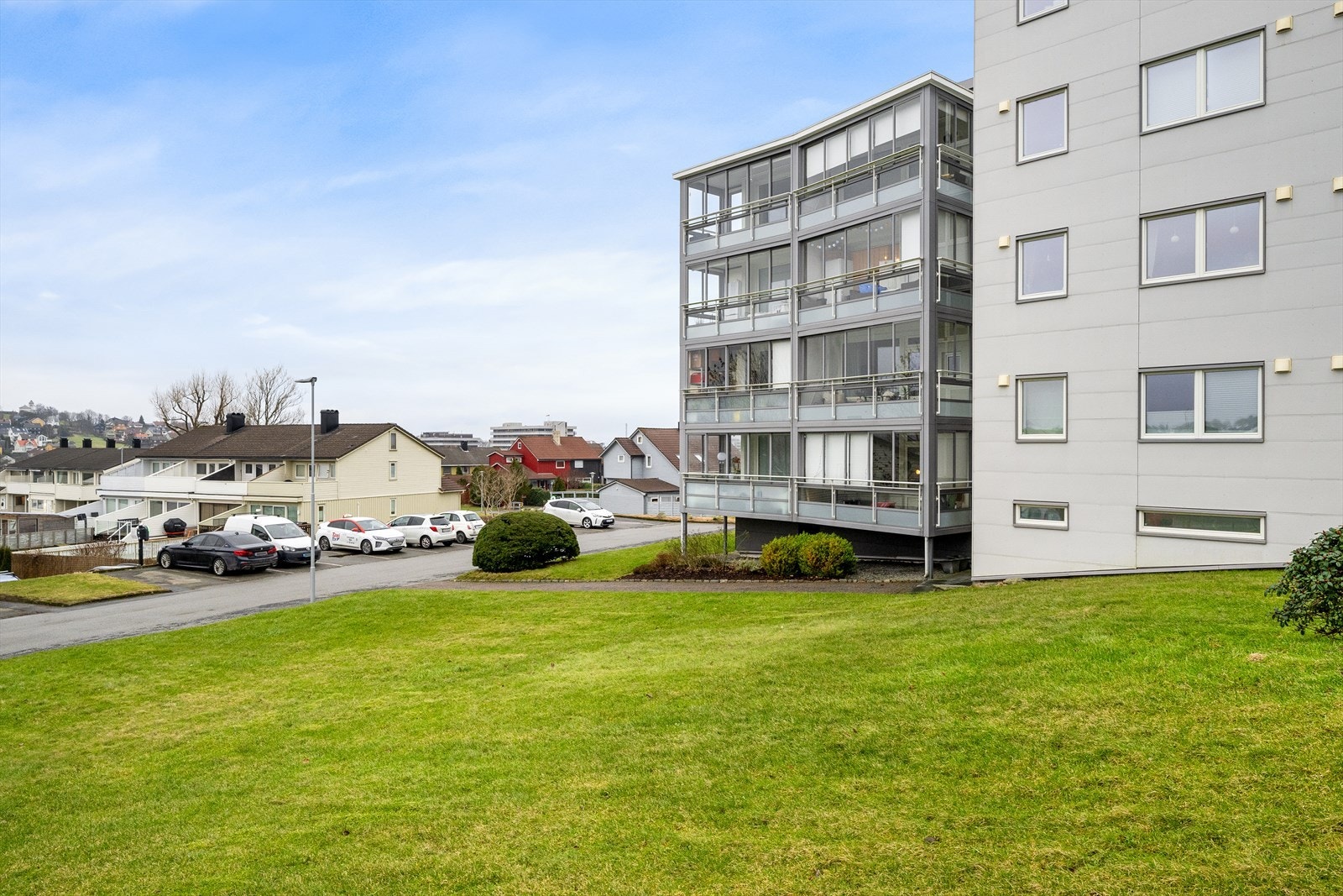 Det er biloppstillingsplass på felles parkeringsområde til borettslaget. Ingen faste plasser. Galleribilde