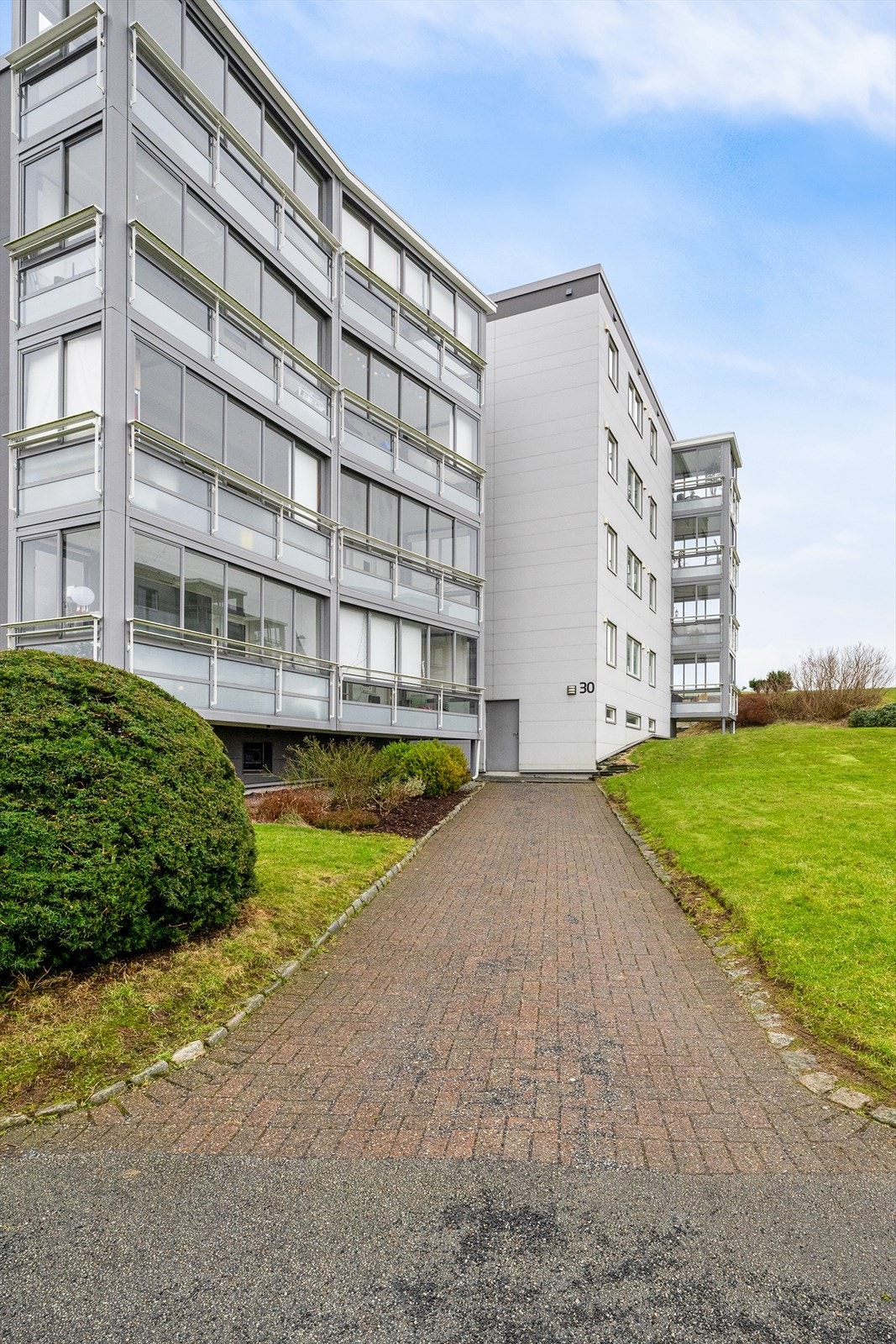 Pent opparbeidet inngangsparti med belegningsstein. Galleribilde