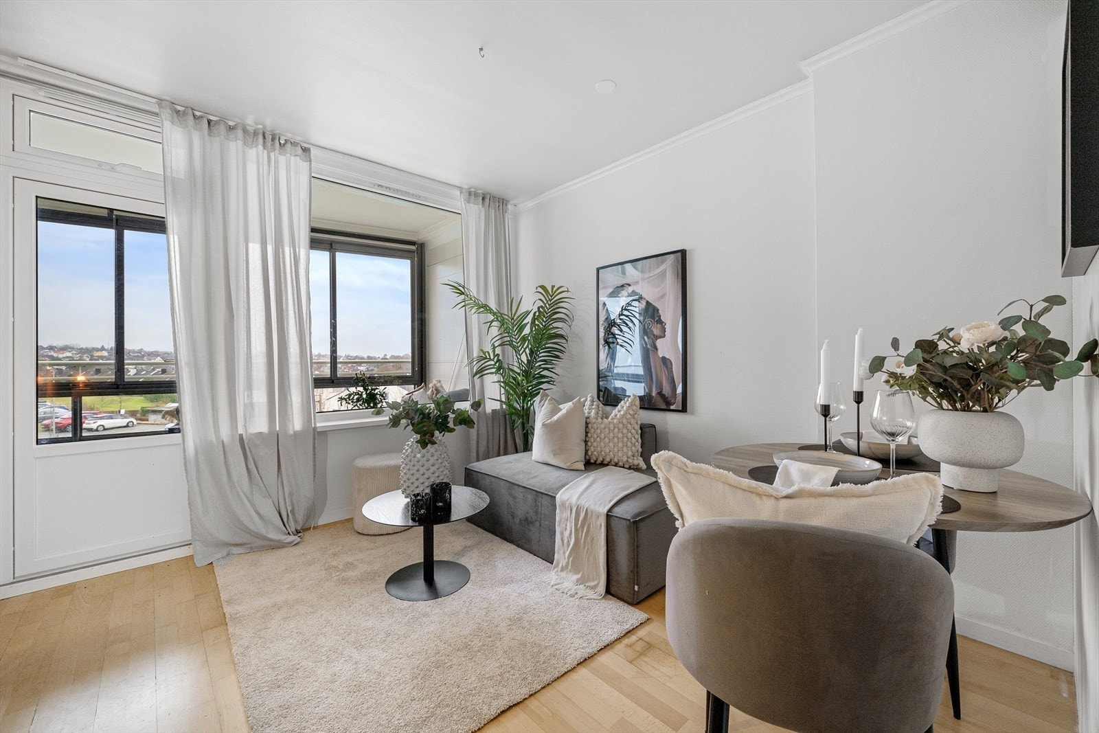 Velkommen til denne arealeffektive og kjekke leiligheten, perfekt for førstegangskjøpere eller pendlere! Galleribilde