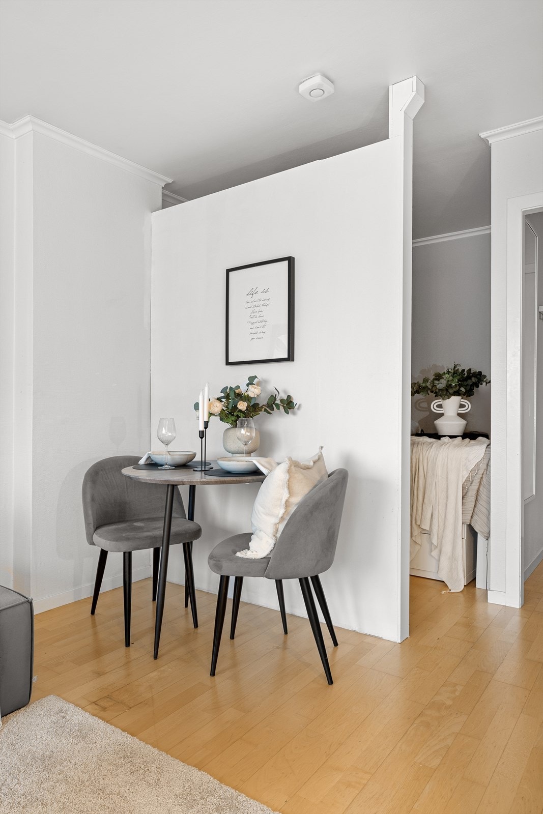 Sovealkoven ligger i tilknytning til stuen og gir en skjermet og lun soveplass. Galleribilde