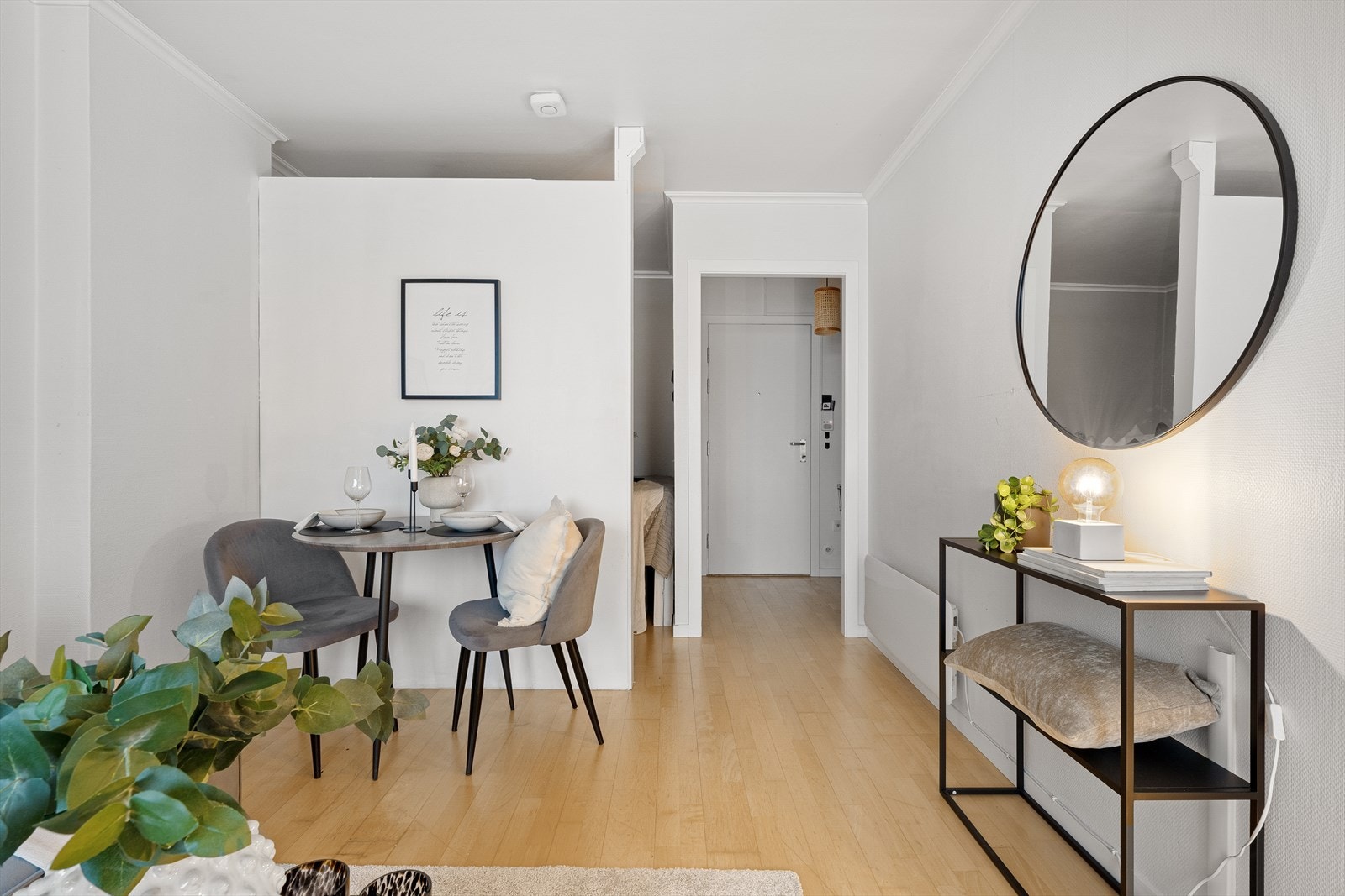 Store vinduer slipper inn rikelig med dagslys og skaper en behagelig atmosfære. Galleribilde